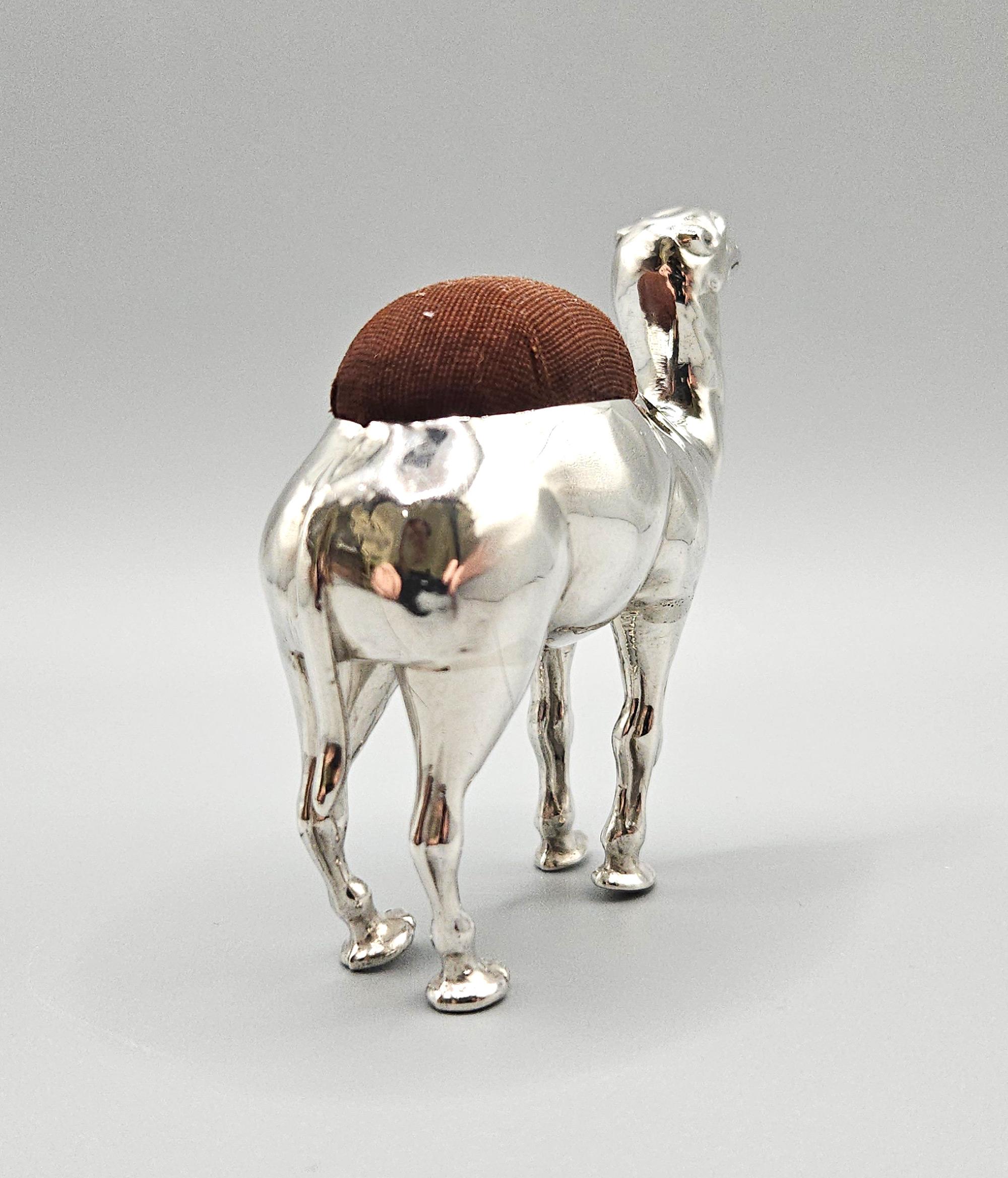 XX secolo Cuscino a forma di cammello grande in argento sterling di Adie & Lovekin, Birmingham, Regno Unito, 1906 in vendita
