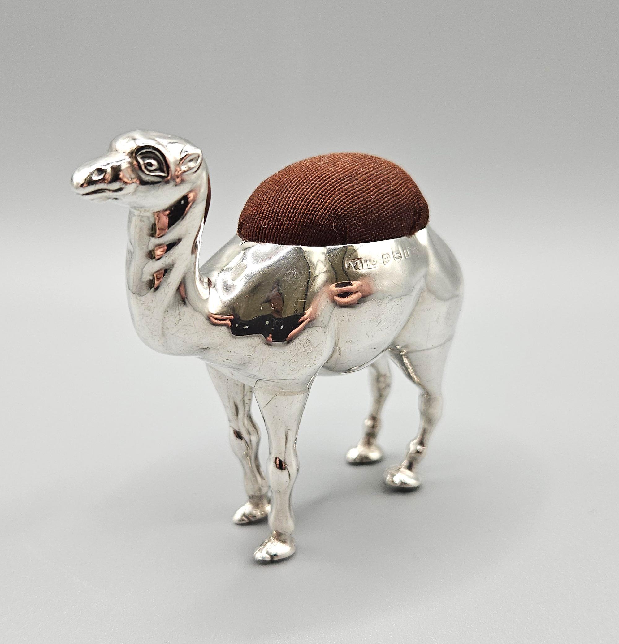 Argento 925 Cuscino a forma di cammello grande in argento sterling di Adie & Lovekin, Birmingham, Regno Unito, 1906 in vendita