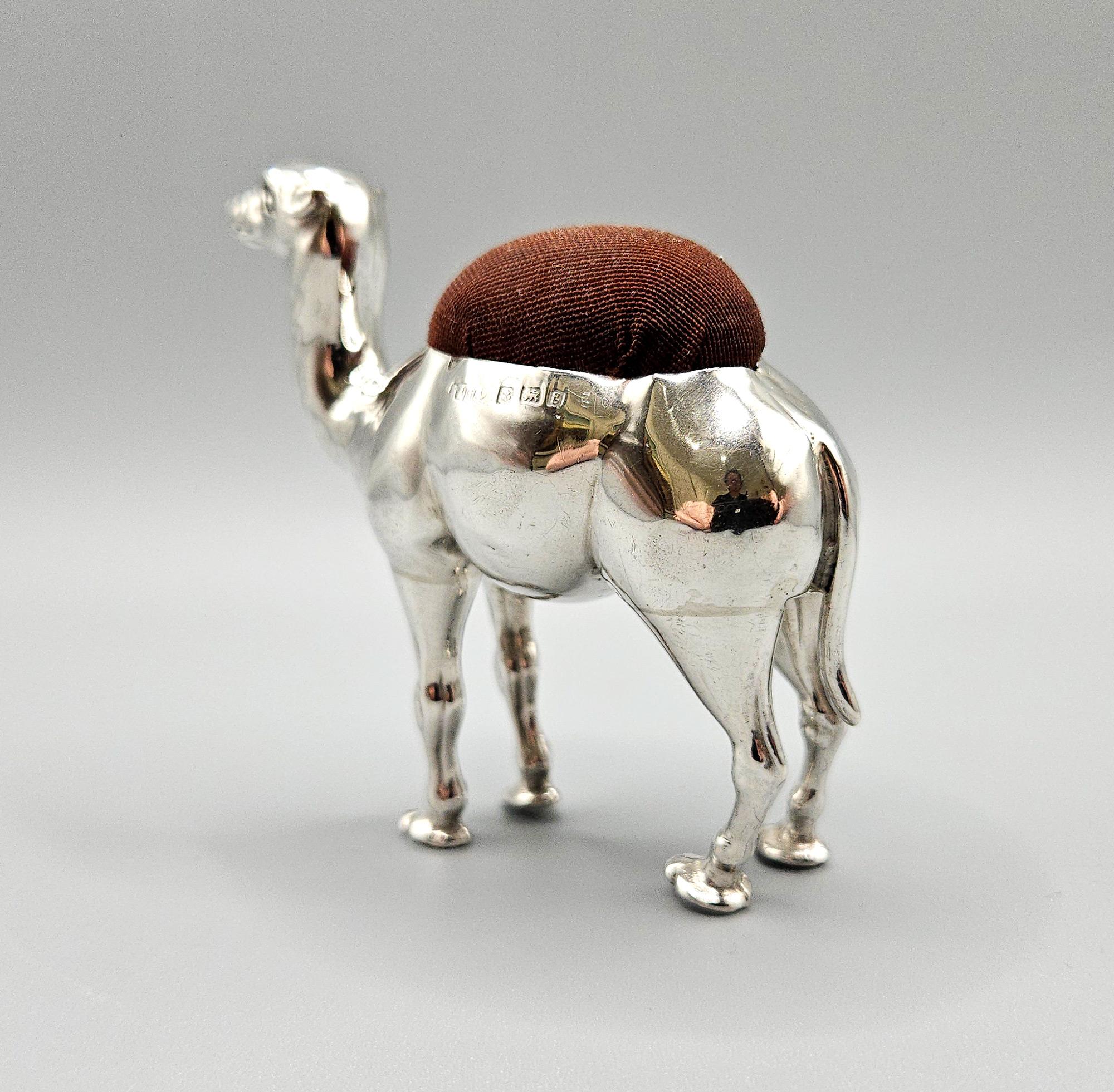 Cuscino a forma di cammello grande in argento sterling di Adie & Lovekin, Birmingham, Regno Unito, 1906 in vendita 2