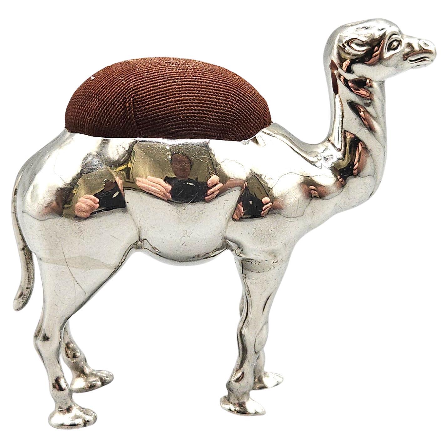 Cuscino a forma di cammello grande in argento sterling di Adie
Lovekin, Birmingham, Regno Unito, 1906