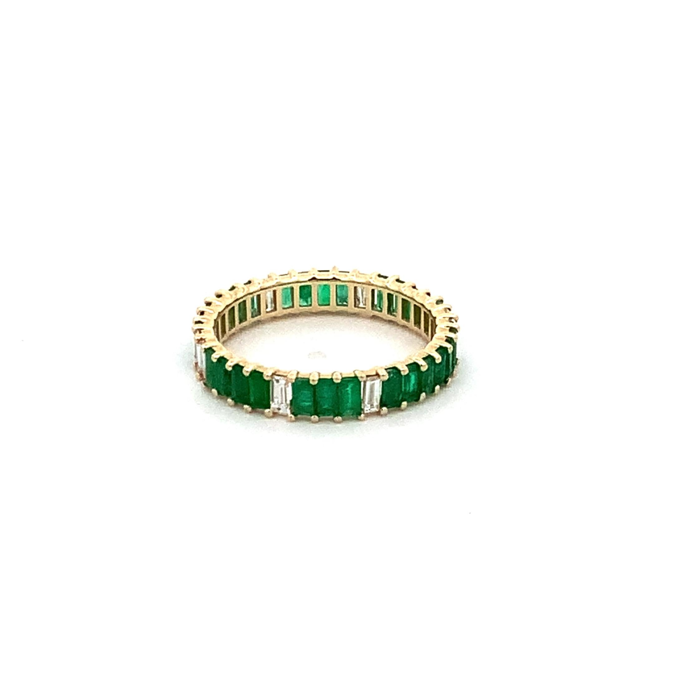 Einzigartiger Diamant + Smaragd von Adina Reyter  Eternity-Ring im Baguette-Stil

14k Gelbgold Ewigkeitsring mit Baguette-Smaragden und Diamanten.

Das Band misst an der breitesten Stelle etwa 3 mm.

Gewicht der Diamanten insgesamt: 0,31 ct. /