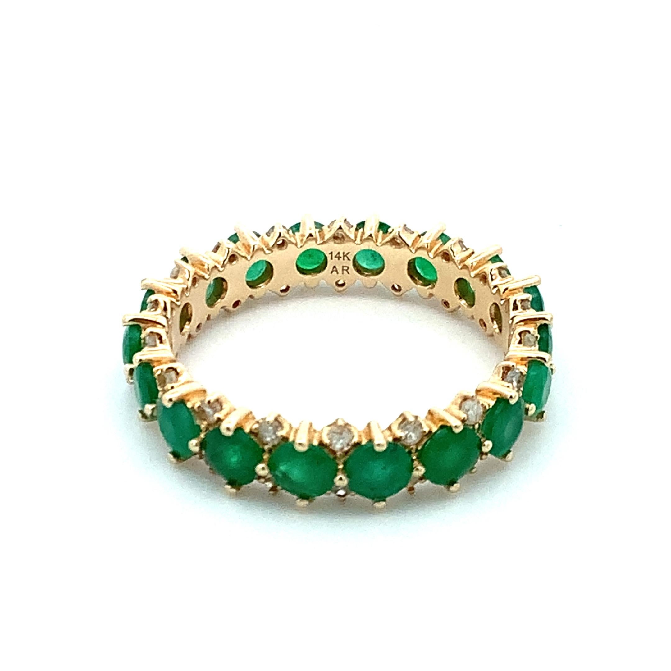 Einzigartiger runder Smaragd + Diamantring von Adina Reyter (Rundschliff)