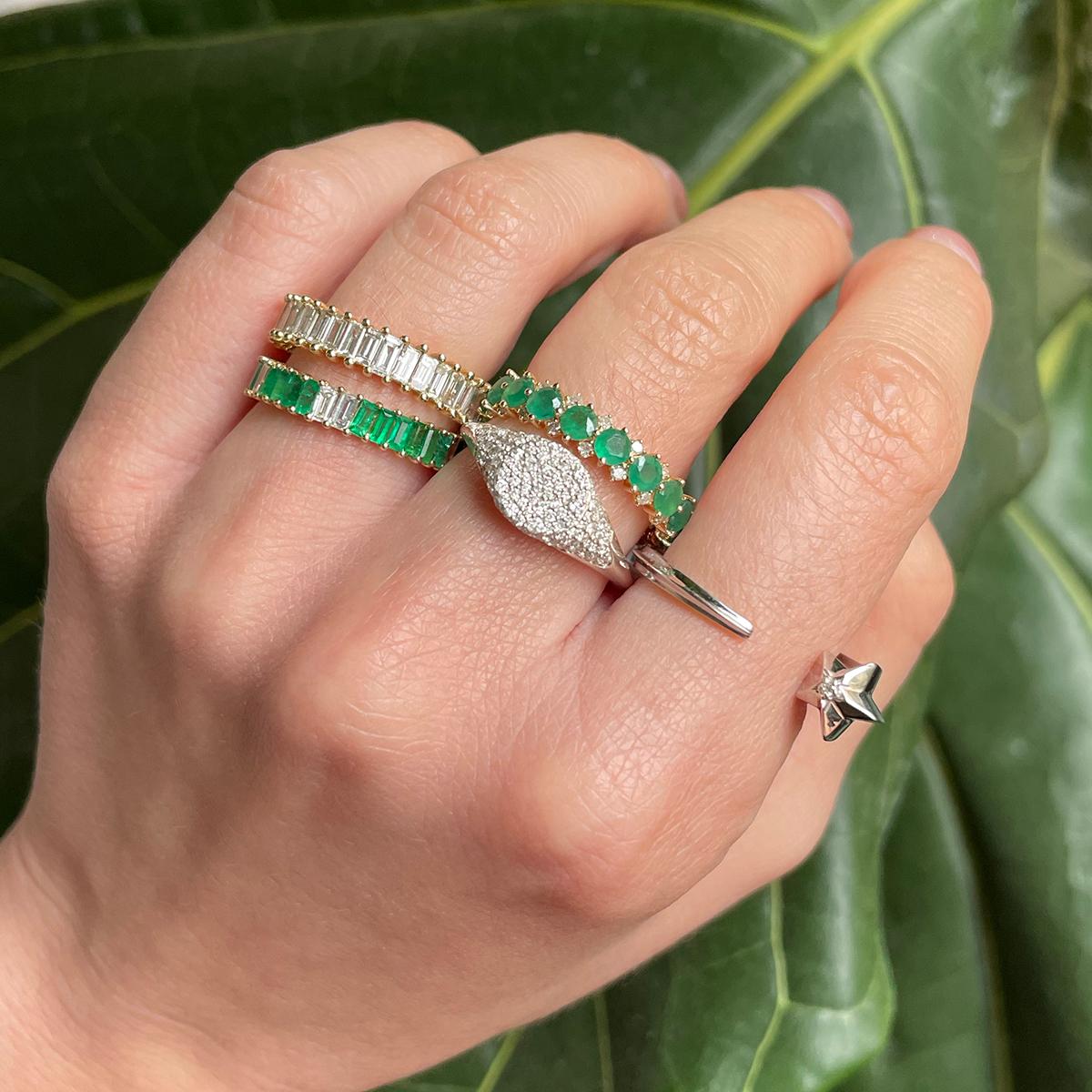 Einzigartiger runder Smaragd + Diamantring von Adina Reyter für Damen oder Herren