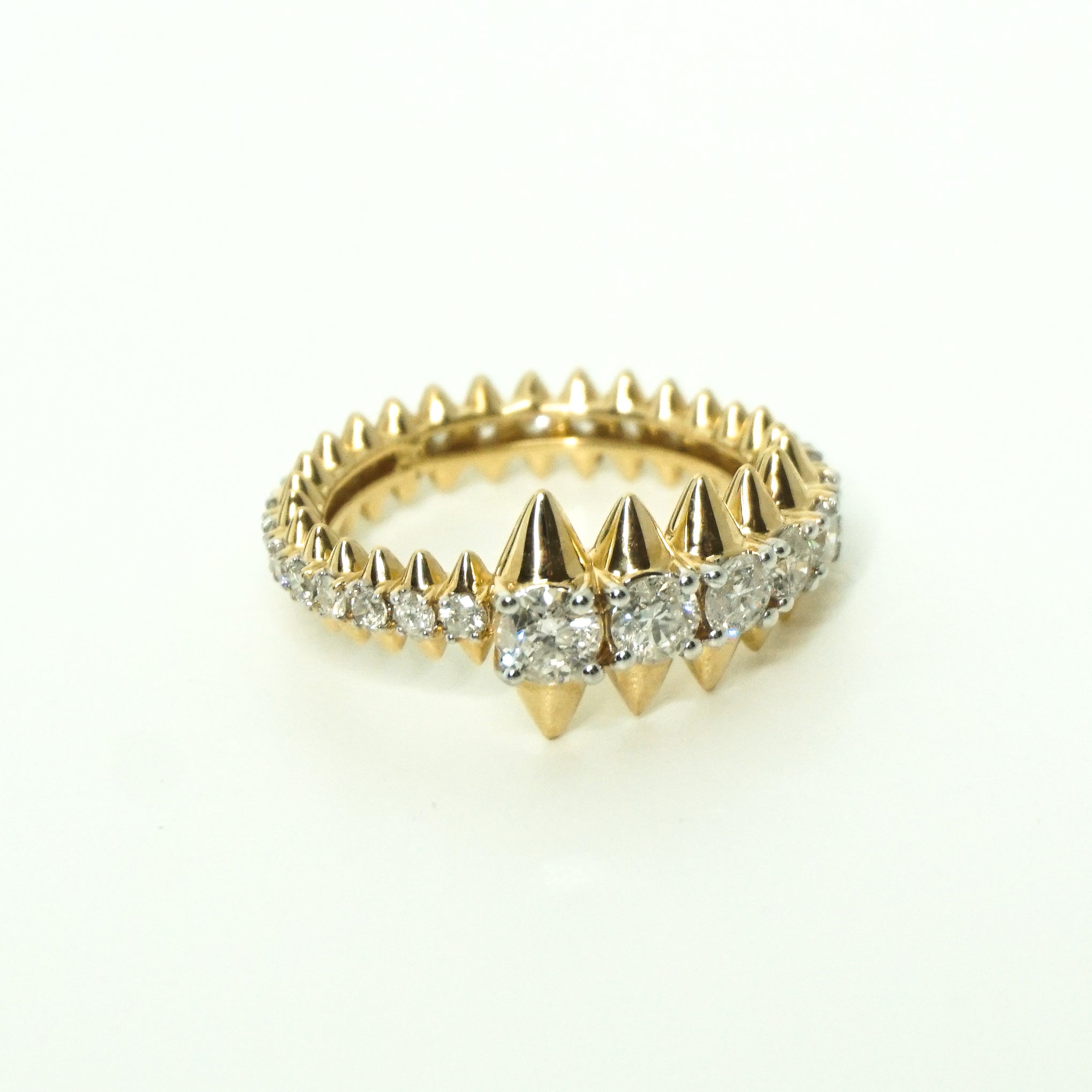 Adina Reyter Einzigartige große Diamant Spike abgestufte Drachen Eternity Ring

14k Gelbgold Ewigkeitsring mit abgestuften Spikes mit einem Diamanten Zentrum.

Das Band misst etwa 5 mm und 10 m an der breitesten Stelle.

Gesamtgewicht der Diamanten: