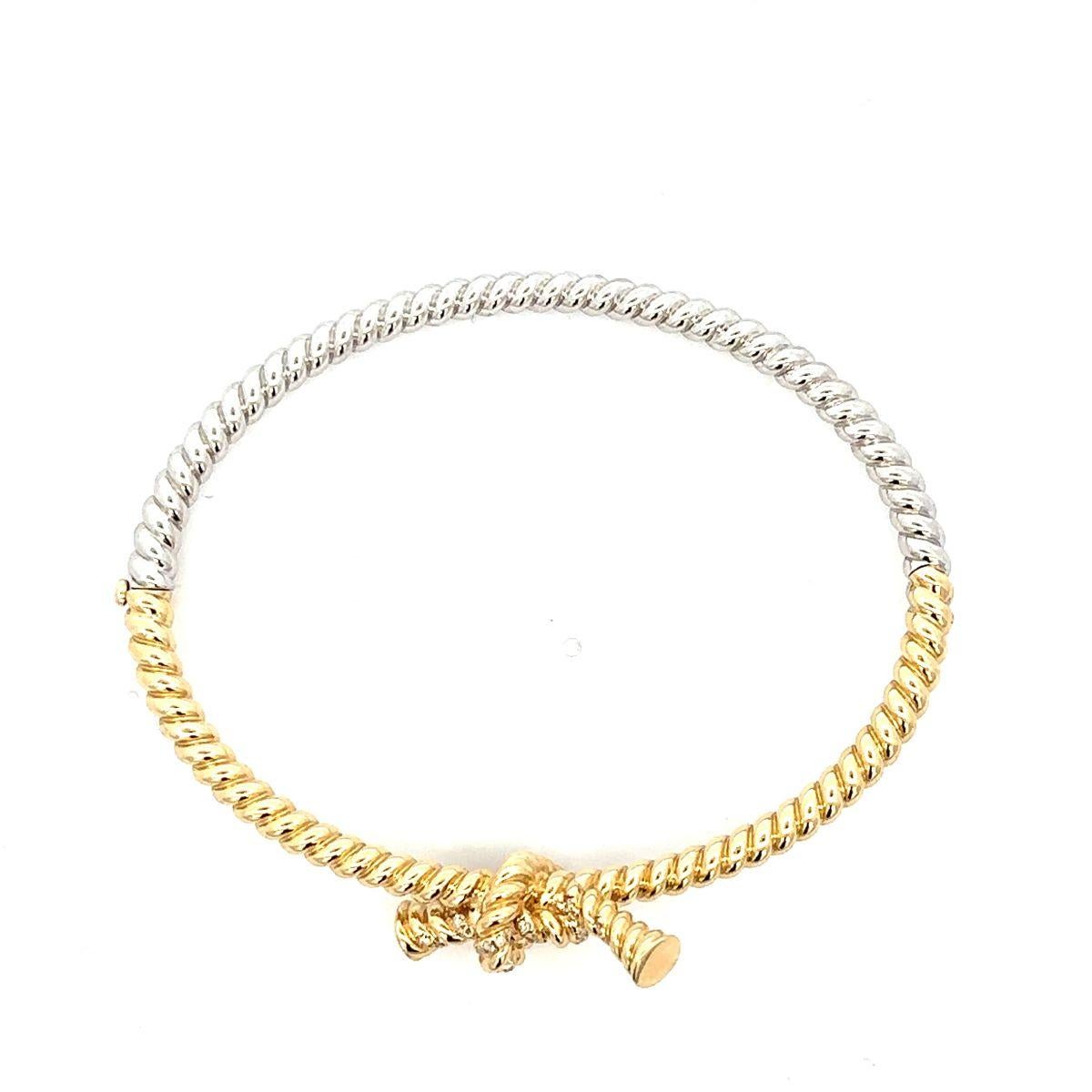 Adina Reyter One of a Kind Pavé Rope Knot Bangle Bracelet

Ce bracelet en métal mixte est en or jaune 14k et en argent sterling avec un nœud de corde en diamant pavé serti à la main. Un complément parfait pour le poignet de celles qui aiment l'or et