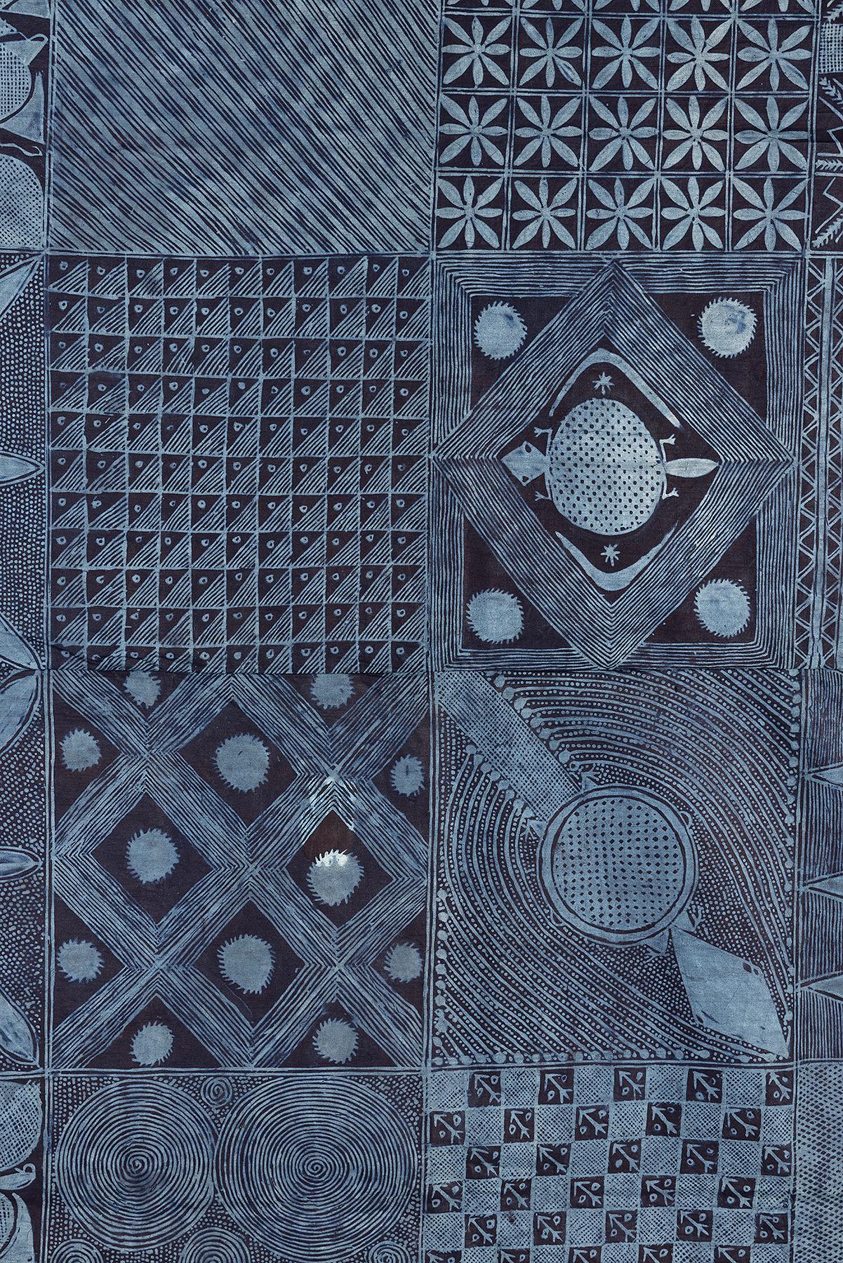  Adire Eleko Wickeltuch für Frauen
Yoruba-Volk
Nigeria
CIRCA 1960er-1970er Jahre
Baumwolle) (2 Bahnen), stärkebeständig und schablonengefärbt mit Indigo 
74 x 67 3/4  ins (188 x 172 cm)

