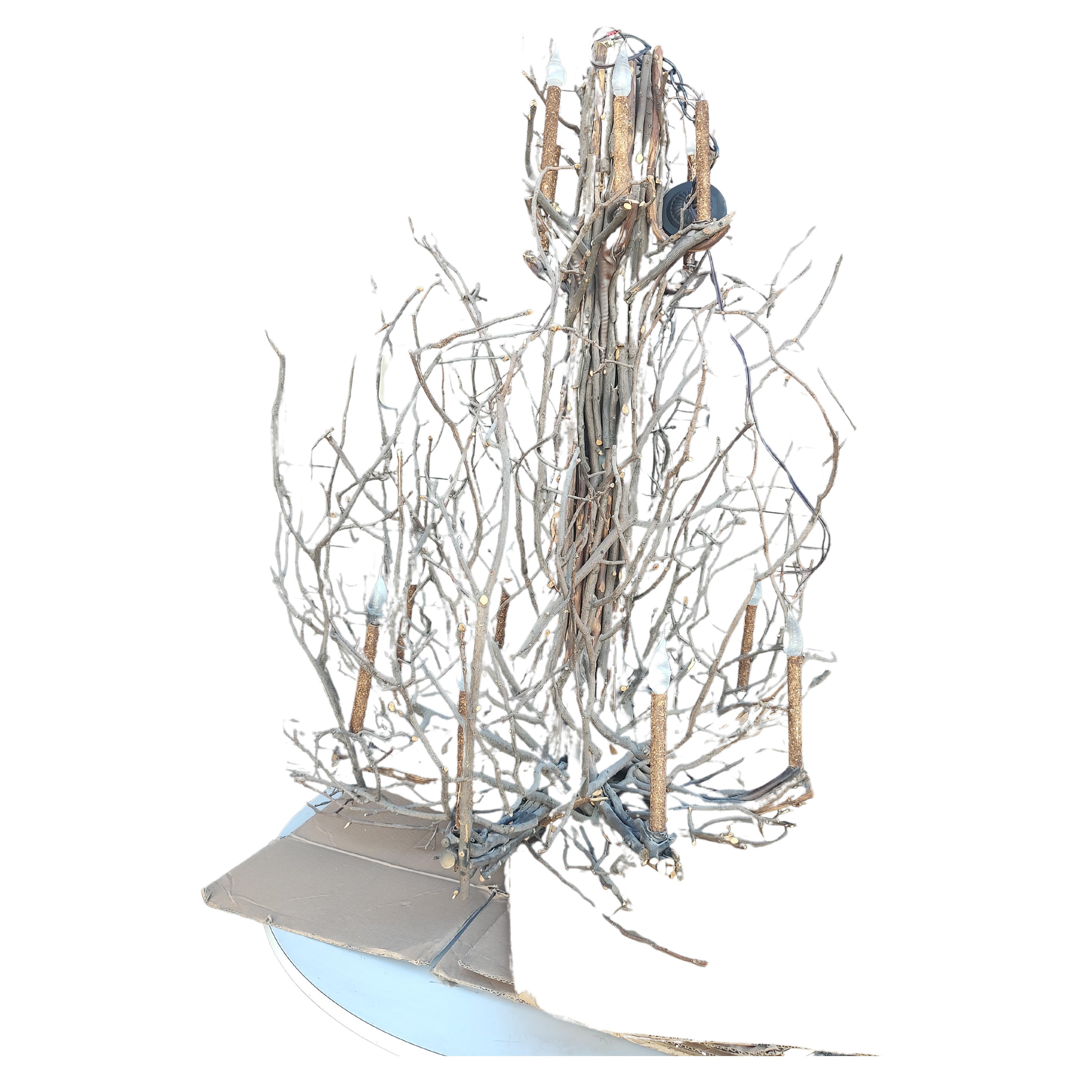 Fantastischer Adirondack Twig Chandelier mit 14 Lichtern auf 2 Etagen.  Acht auf der Unterseite und sechs auf der Oberseite. Der Maßstab ist groß, denn er ist 60 Zoll hoch (ohne die Kette) und hat einen Durchmesser von etwa 42 Zoll. Die gesamte