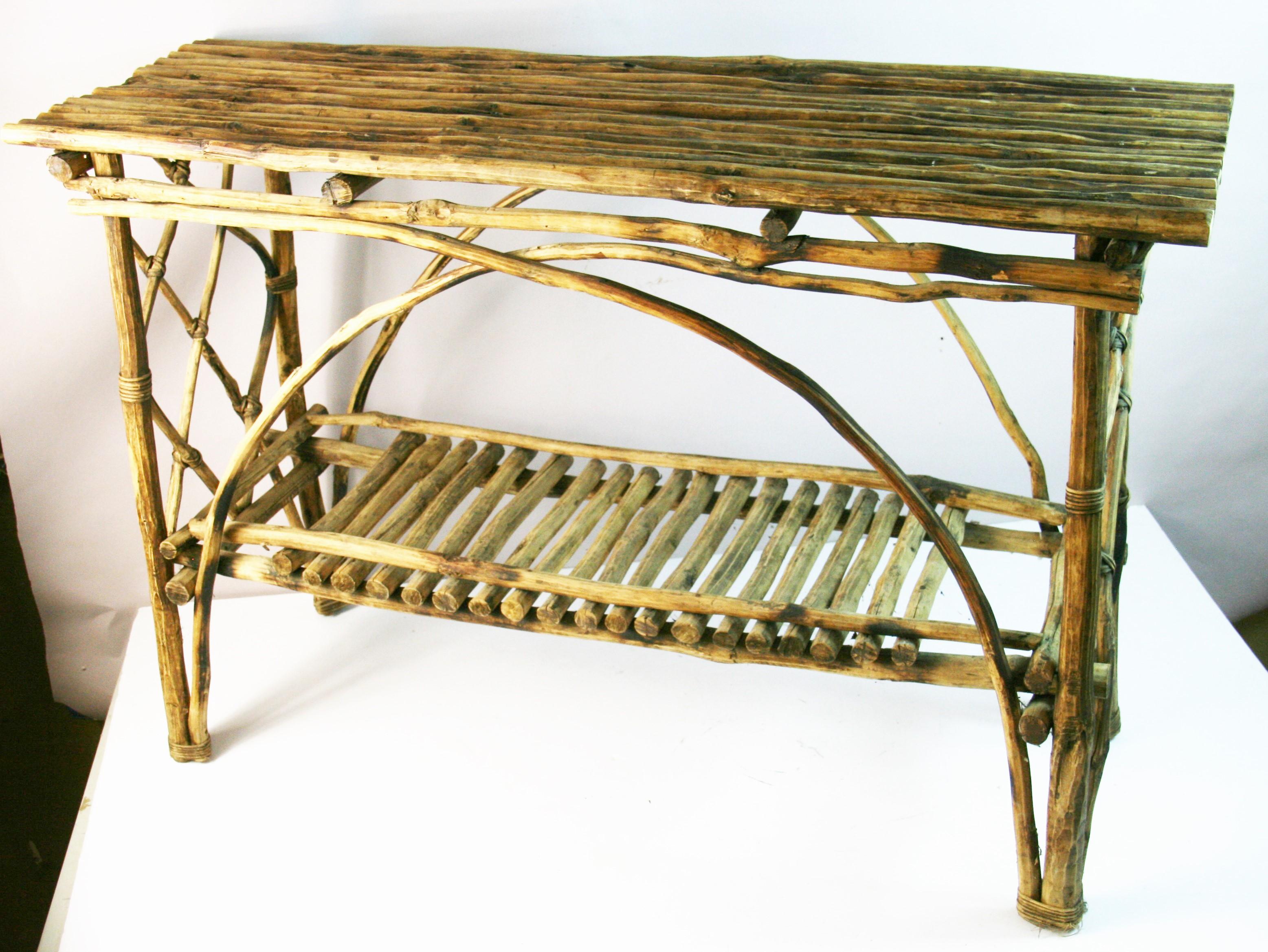 1869 Adirondack primitive console en brindilles courbées avec étagère inférieure