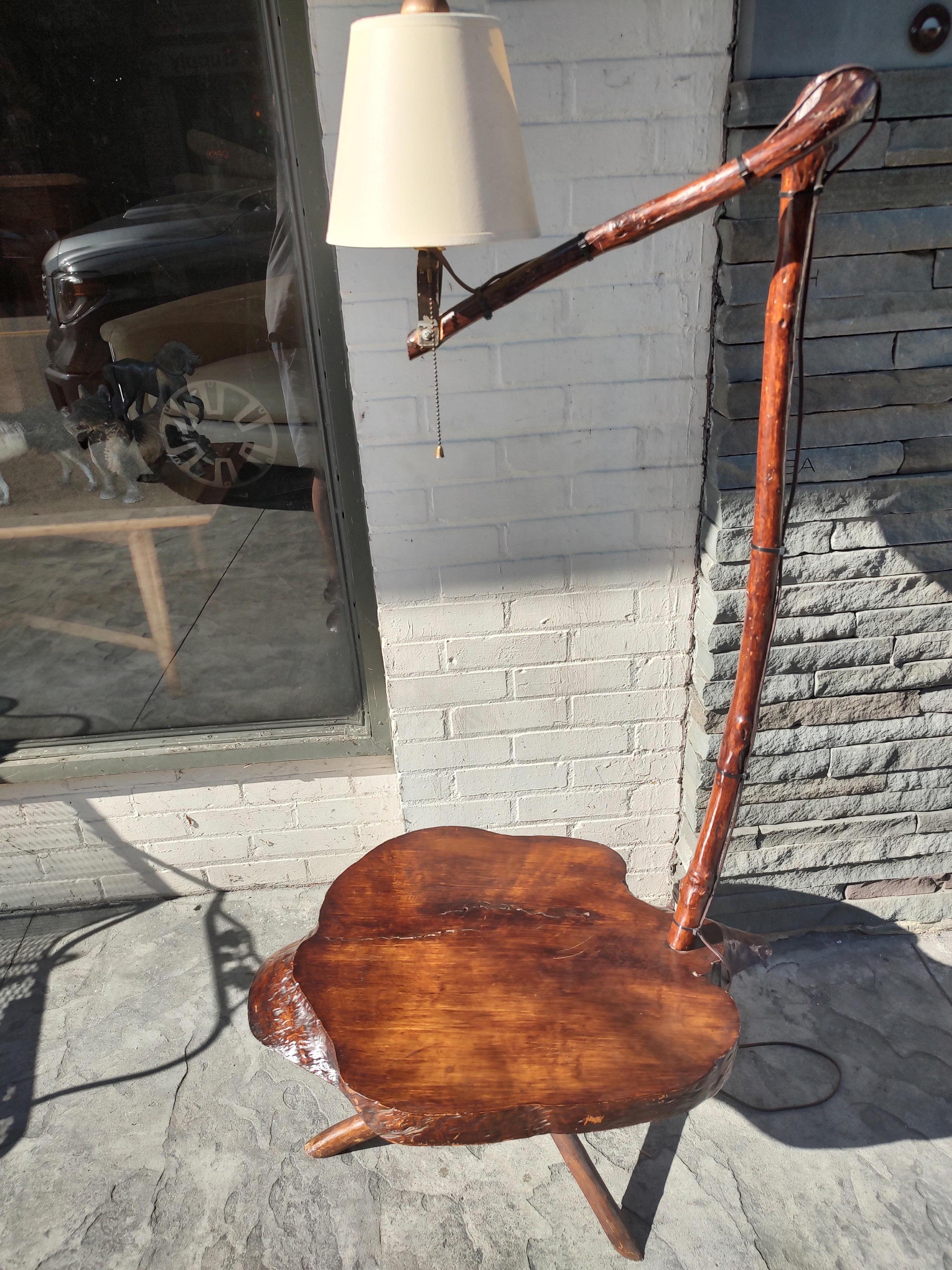 Lampadaire Adirondack Bent Twig avec base à trois pieds de table en vente 3