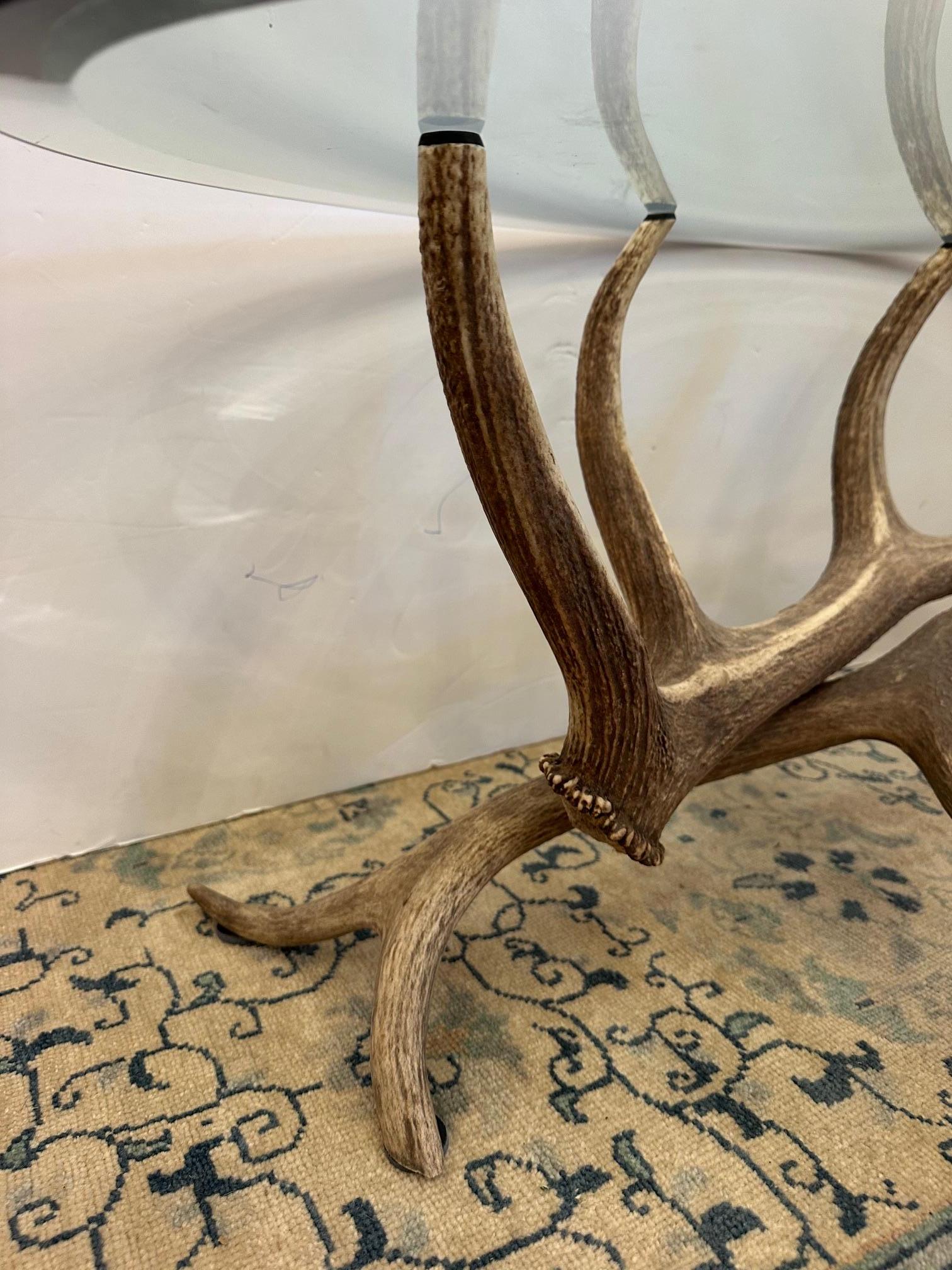 Américain Table basse en bois d'élan et verre ovale Adirondack Chic en vente