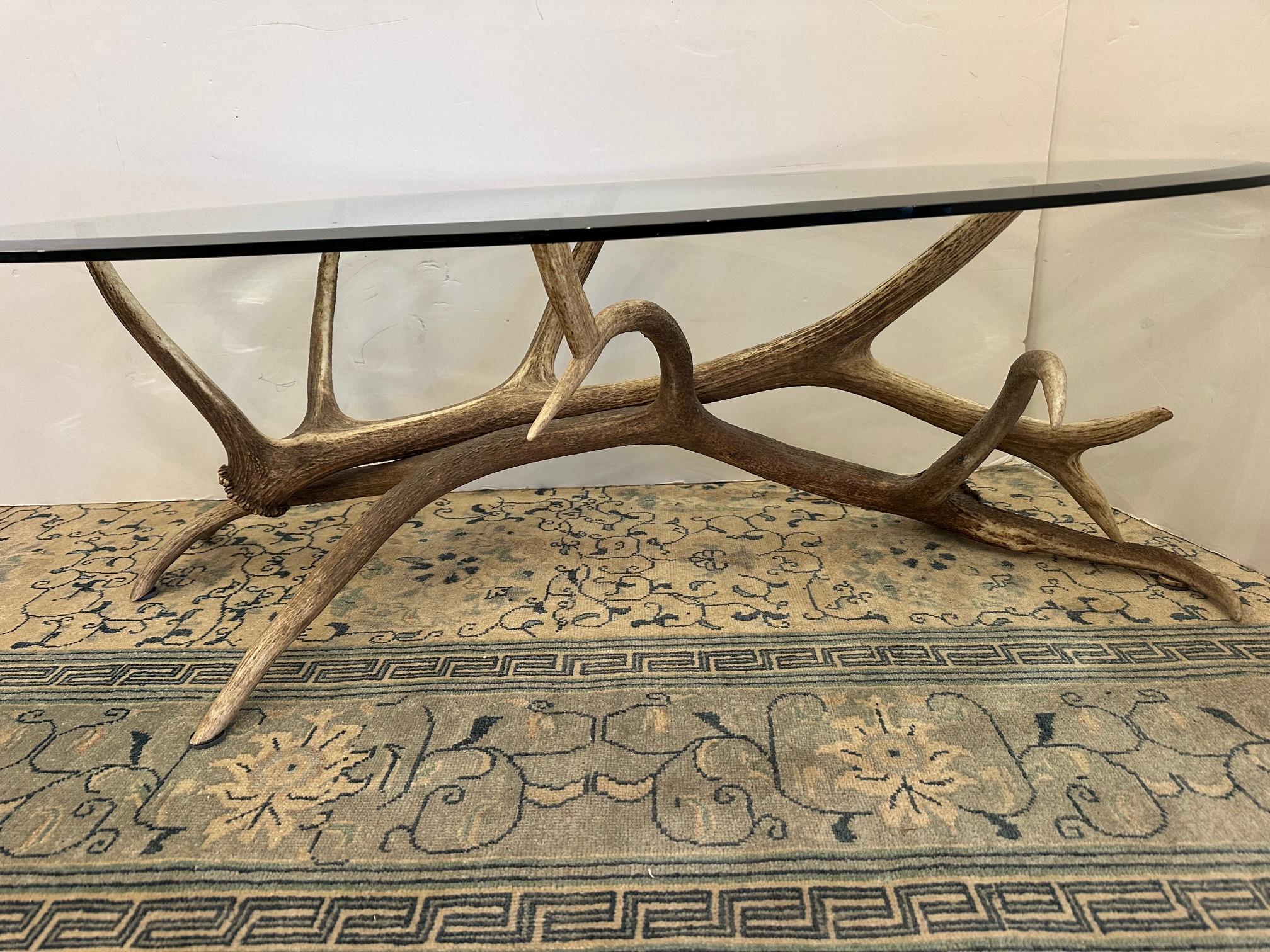 Fin du 20e siècle Table basse en bois d'élan et verre ovale Adirondack Chic en vente