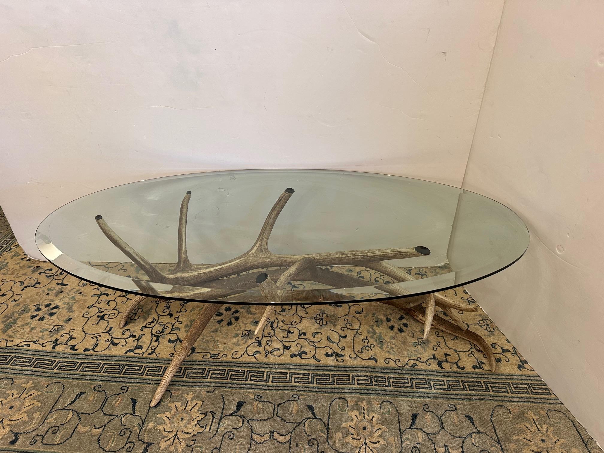 Bois cerf Table basse en bois d'élan et verre ovale Adirondack Chic en vente