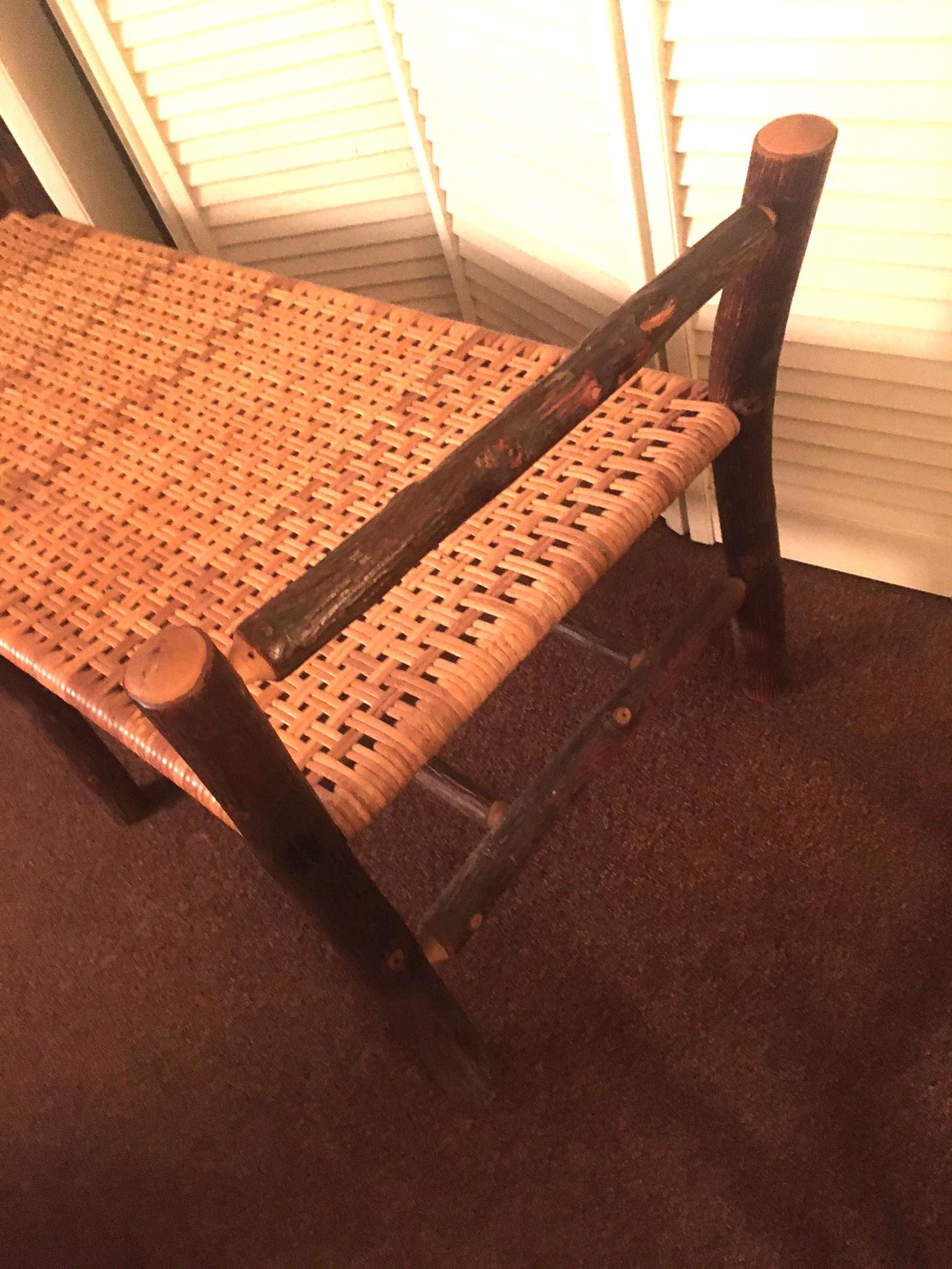 Ce banc long unique est construit en hickory robuste avec un siège durable en binder cane, l'écorce brillante du palmier à rotin. La canne de liage large est arrondie sur le dessus et plate sur le dessous. Elle est utilisée pour tisser des sièges de