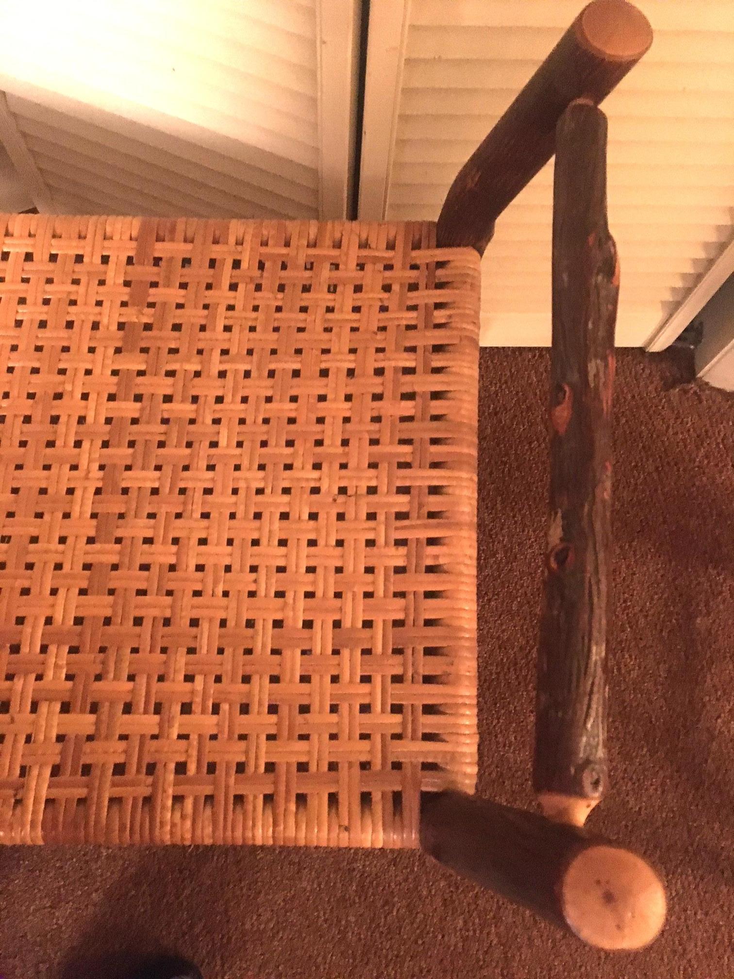 Banc long Adirondack Hickory avec siège en rotin Bon état - En vente à Savannah, GA