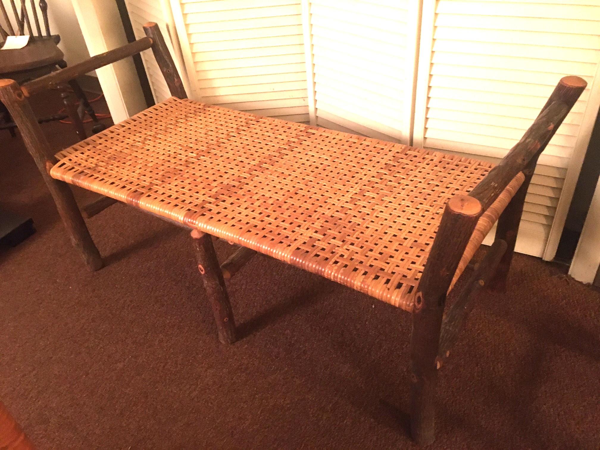 Banc long Adirondack Hickory avec siège en rotin en vente 2