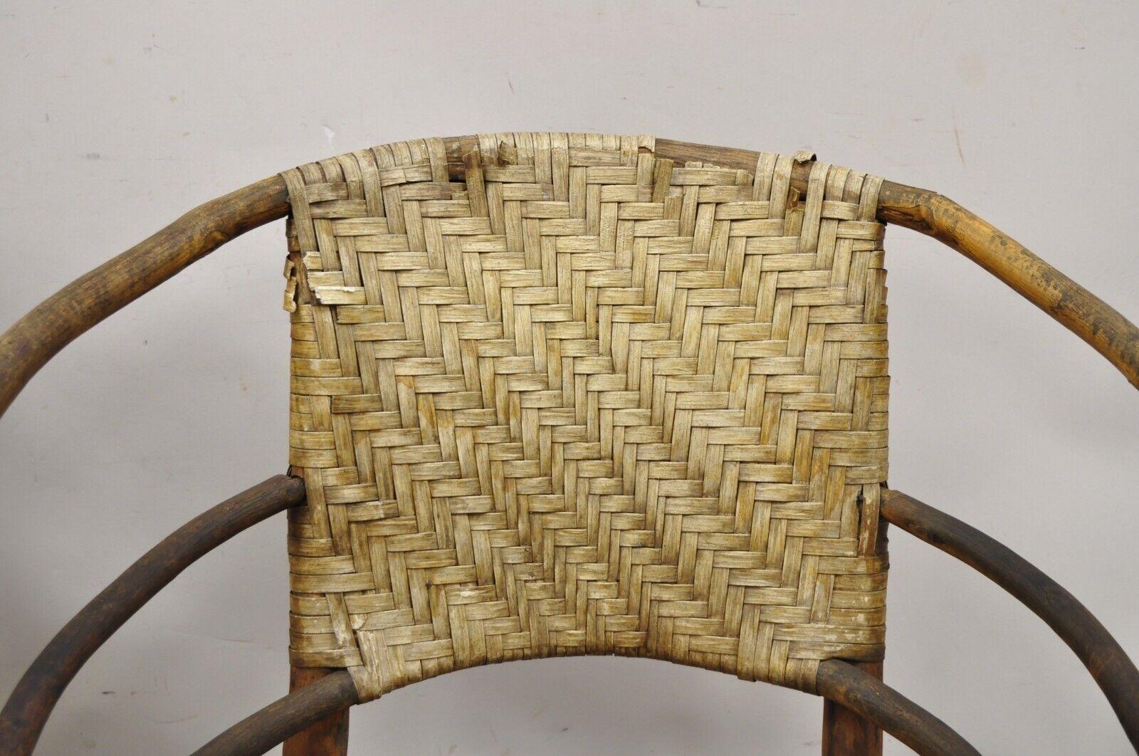 20ième siècle Paire de fauteuils de salon Adirondack en rotin avec cadre en bois de branche d'arbre de style vieux pacanier en vente