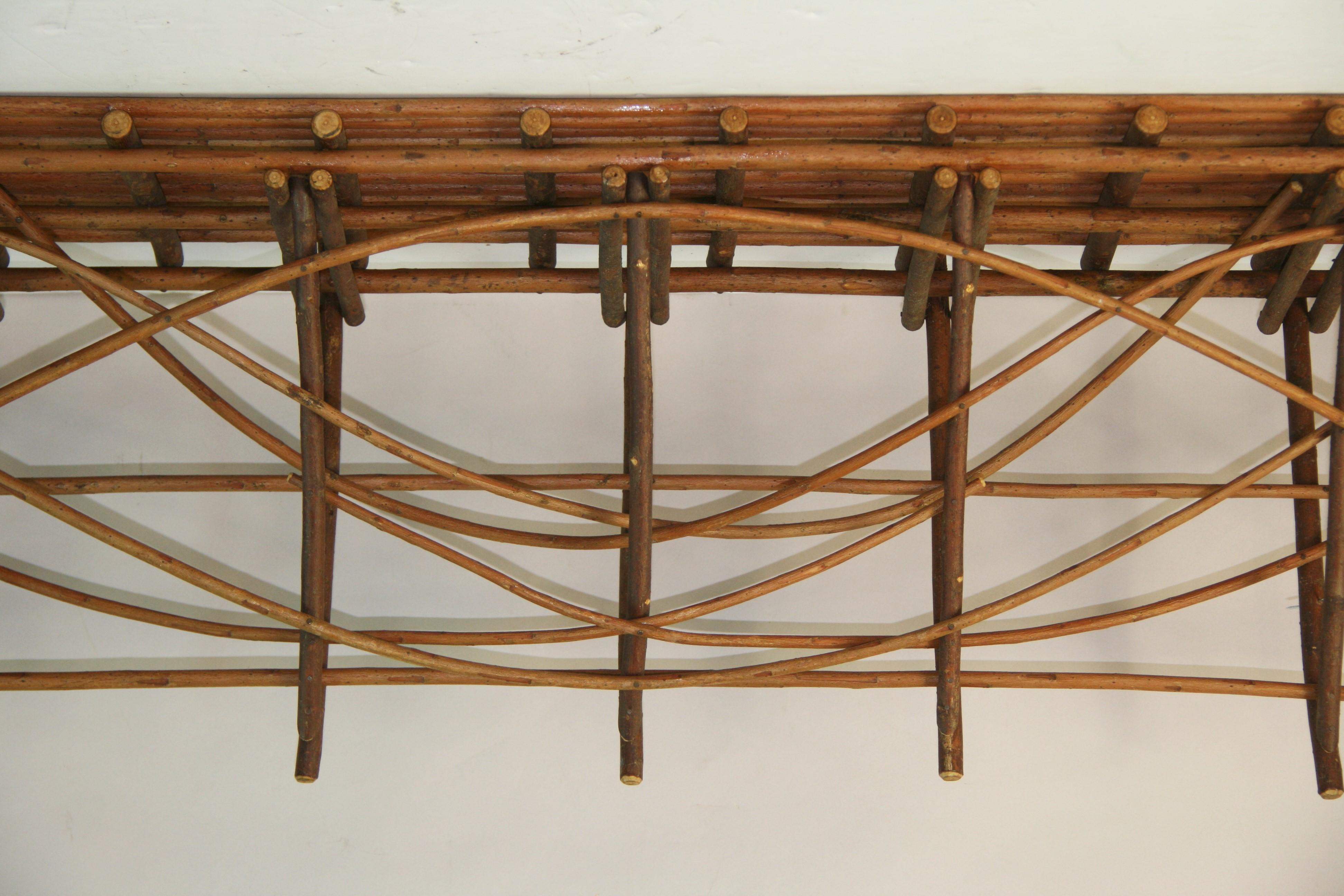Adirondack  Primärer gebogener Zweig  Hand Made Weidenregale {2 verfügbar) (Handgefertigt) im Angebot