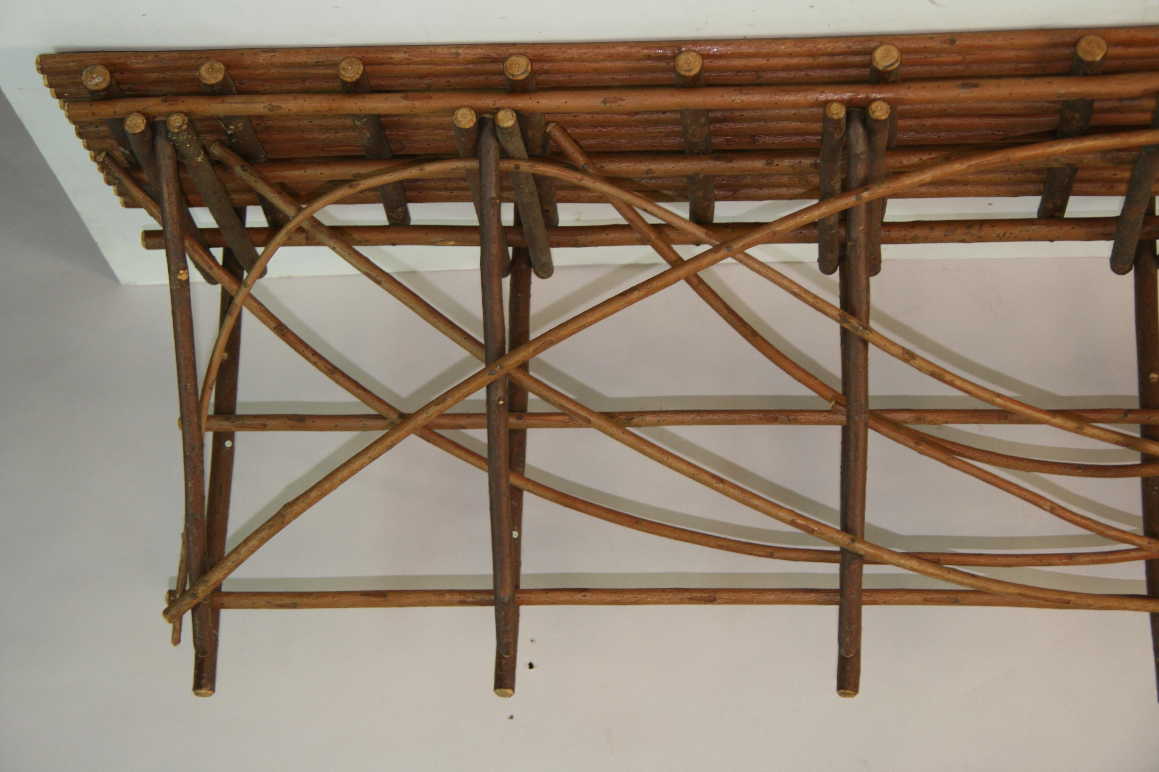 Adirondack  Primärer gebogener Zweig  Hand Made Weidenregale {2 verfügbar) im Zustand „Gut“ im Angebot in Douglas Manor, NY
