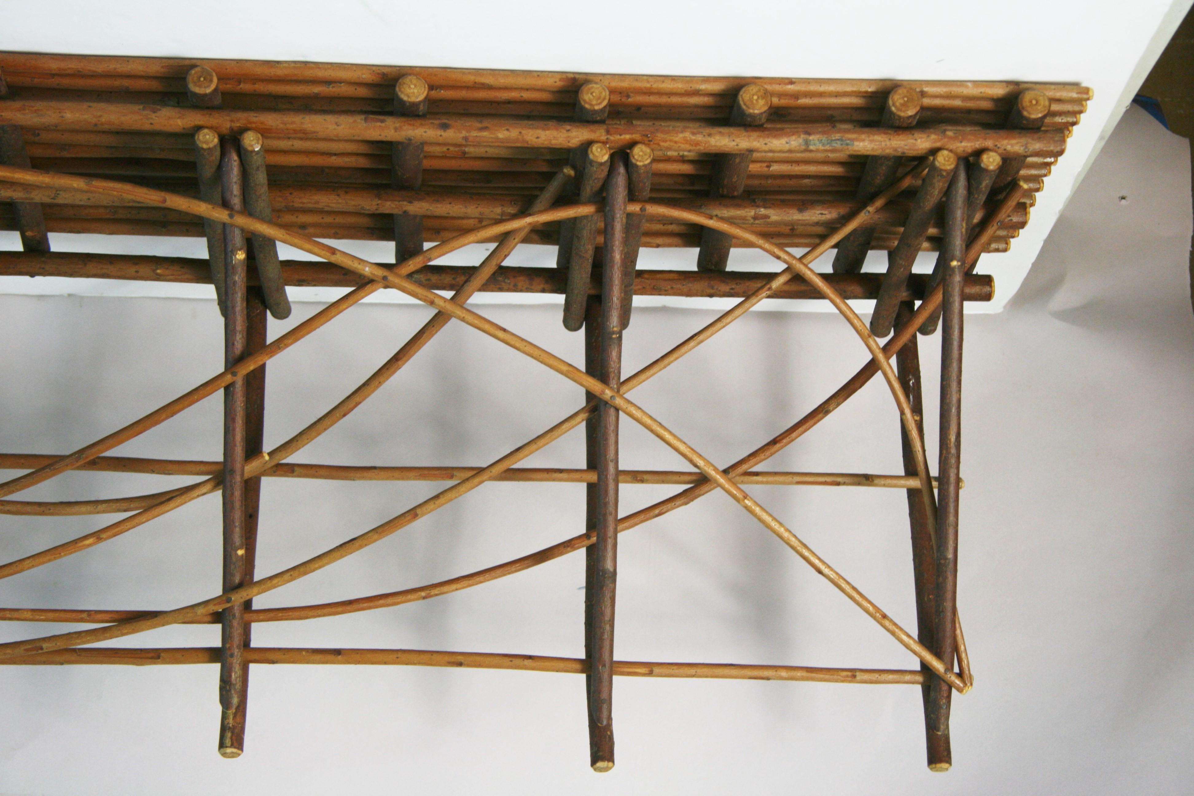 Adirondack  Primärer gebogener Zweig  Hand Made Weidenregale {2 verfügbar) (Mitte des 20. Jahrhunderts) im Angebot