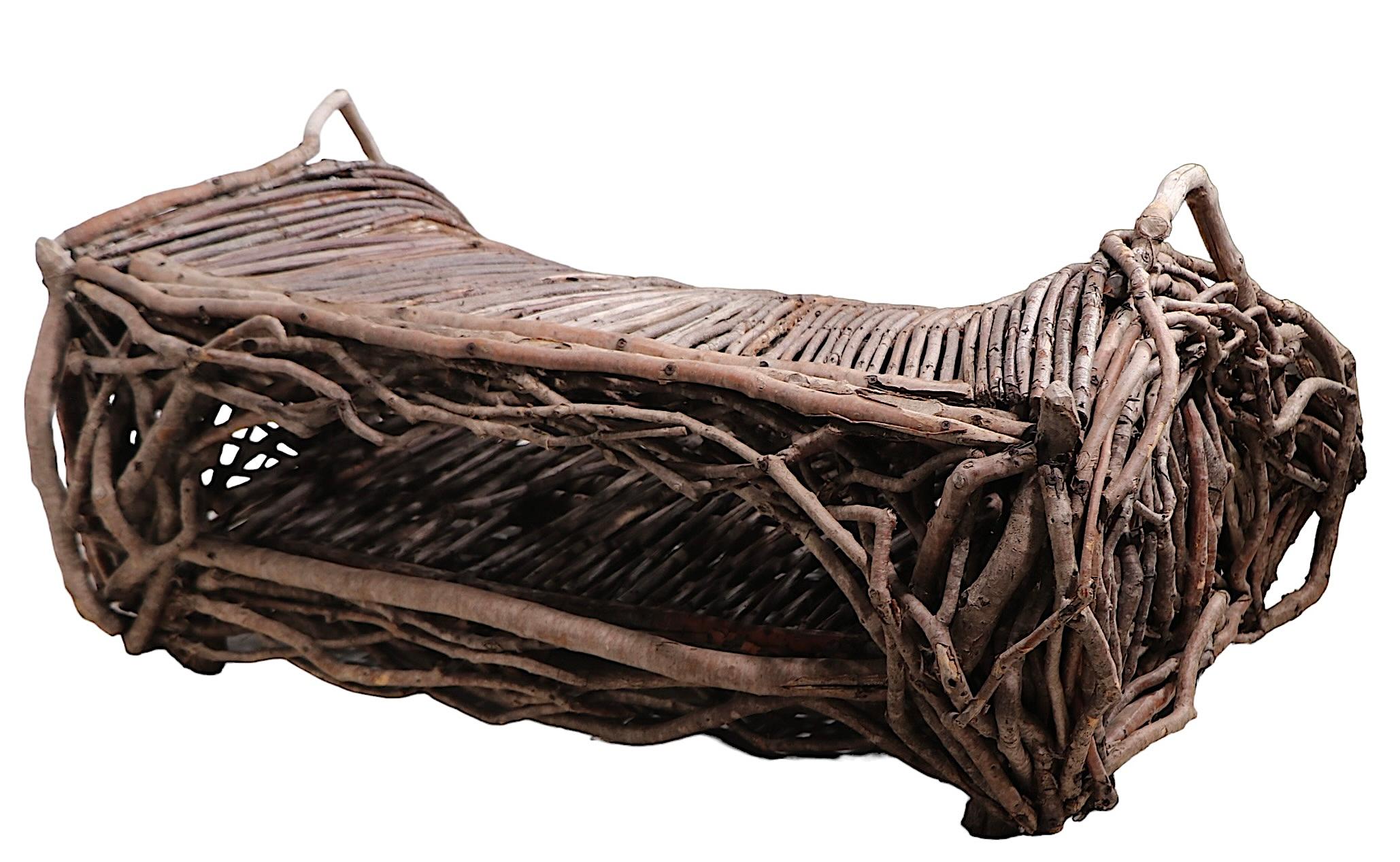 Sans aucun doute le plus spectaculaire des meubles Adirondack que nous ayons eu le plaisir de proposer, cet ensemble se compose d'une causeuse, d'un canapé et d'un large repose-pieds très inhabituel. Le canapé est doté d'une étagère au dos et