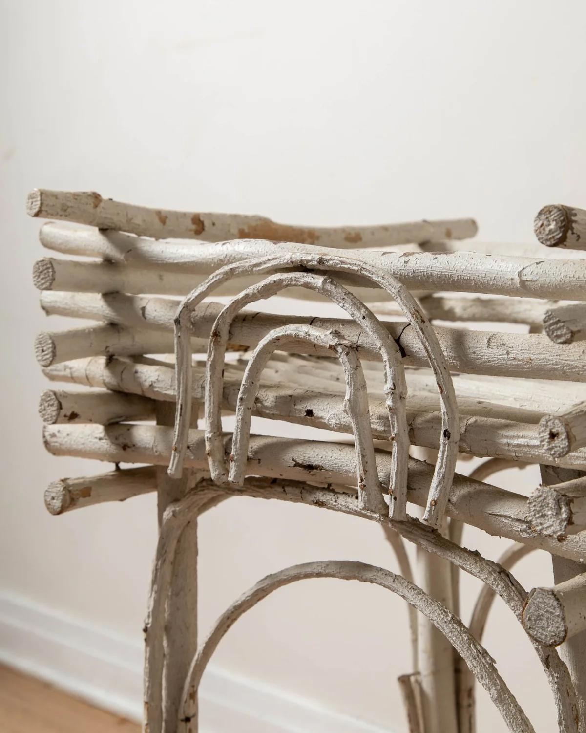 Eleva tu espacio interior o exterior con este soporte para plantas Adirondack Twig hecho a mano, una pieza que combina a la perfección el encanto rústico con la funcionalidad práctica. Diseñada en un estilo clásico de cabaña, sirve igualmente como