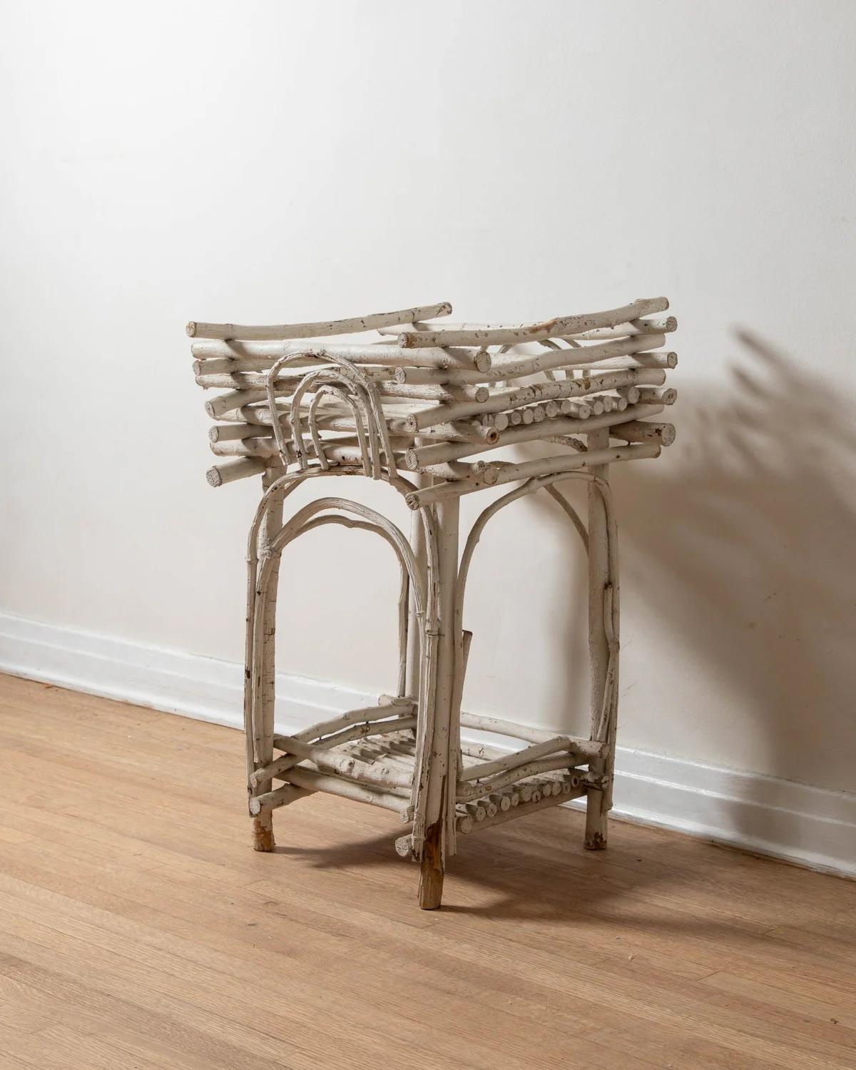 Soporte para plantas Adirondack Twig en Desgastado estado para la venta en Los Angeles, CA