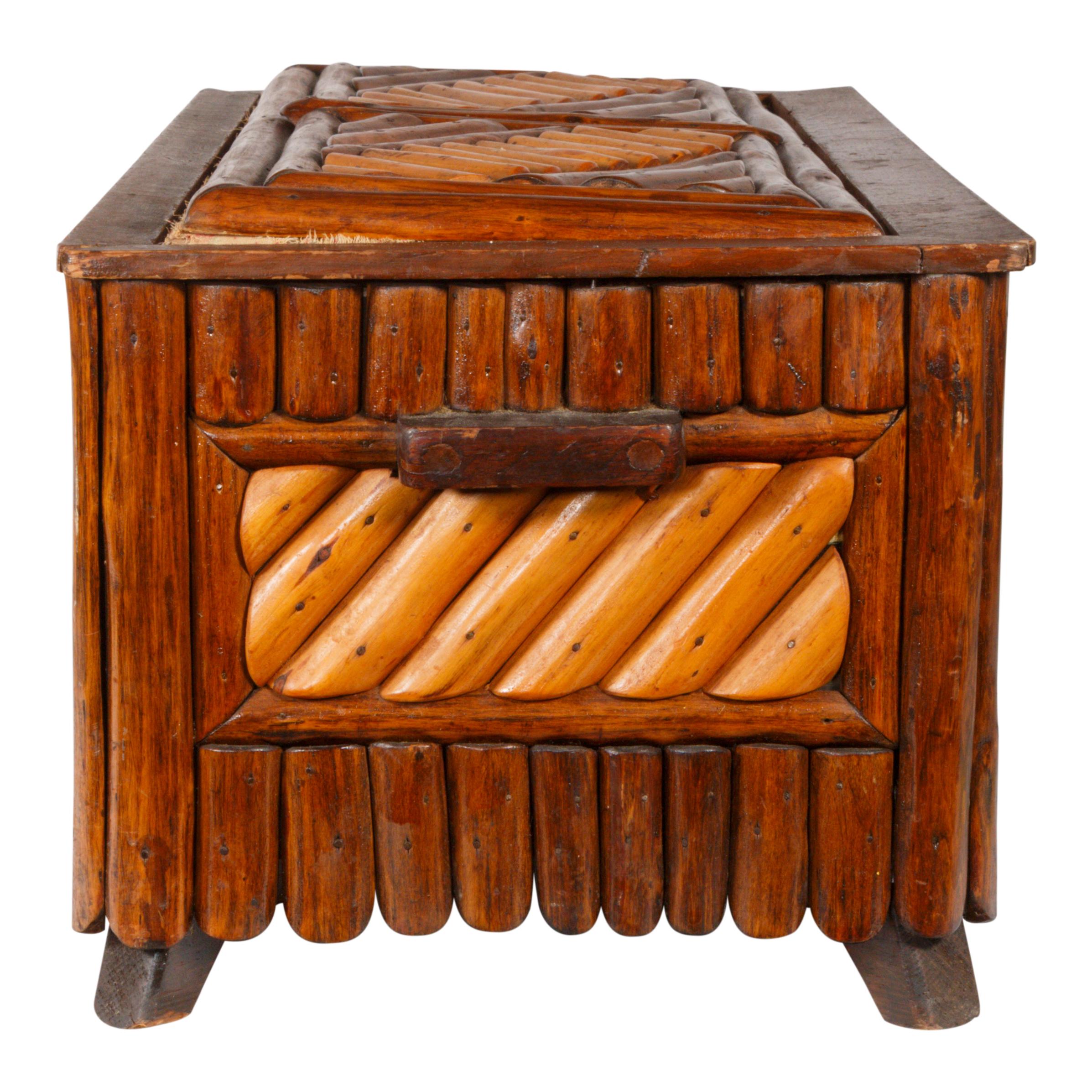 Schachtel mit Deckel und Henkel aus Adirondack-Zweigen, innen mit Originalstoff. Außergewöhnliche Patina und Zustand. Ideal für eine Hütte oder ein Ferienhaus. 

Zeitraum: Letztes Viertel des 19. Jahrhunderts

Herkunft: Nordosten der Vereinigten