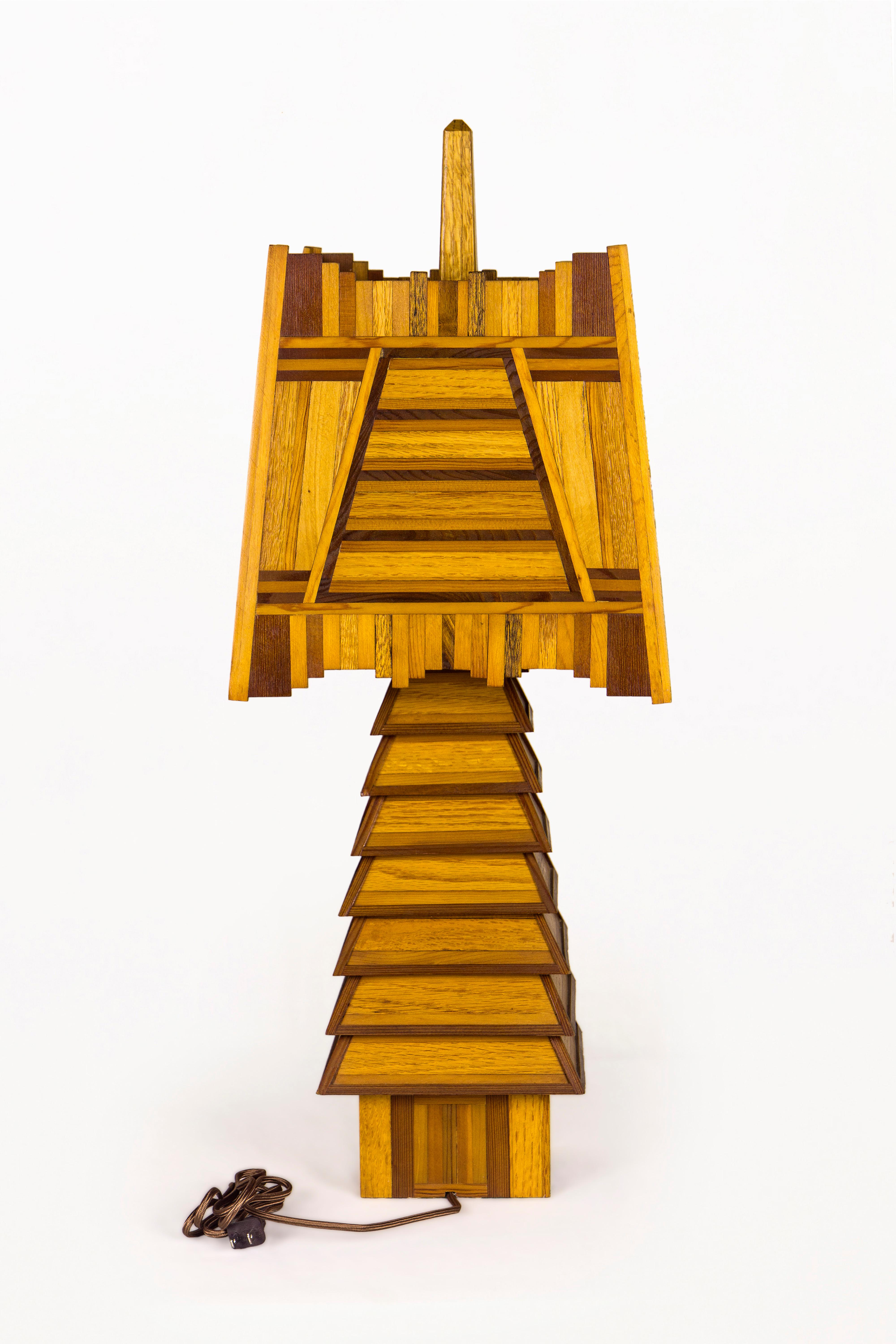 Tischlampe aus Holz mit Adirondack-Muster, um 1920, USA (20. Jahrhundert) im Angebot
