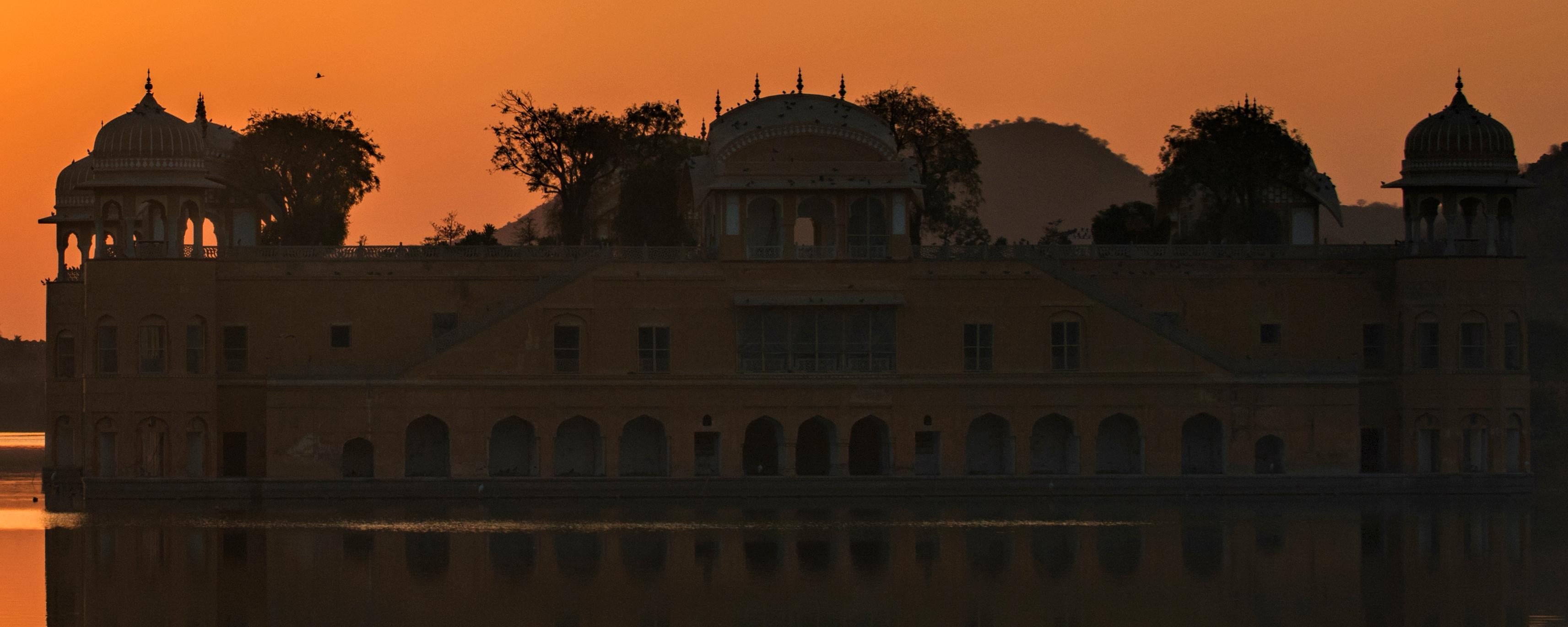 Sonnenuntergang Indien Orange Goldenes Licht See Palast Vogel Natur Tierwelt Foto im Angebot 2