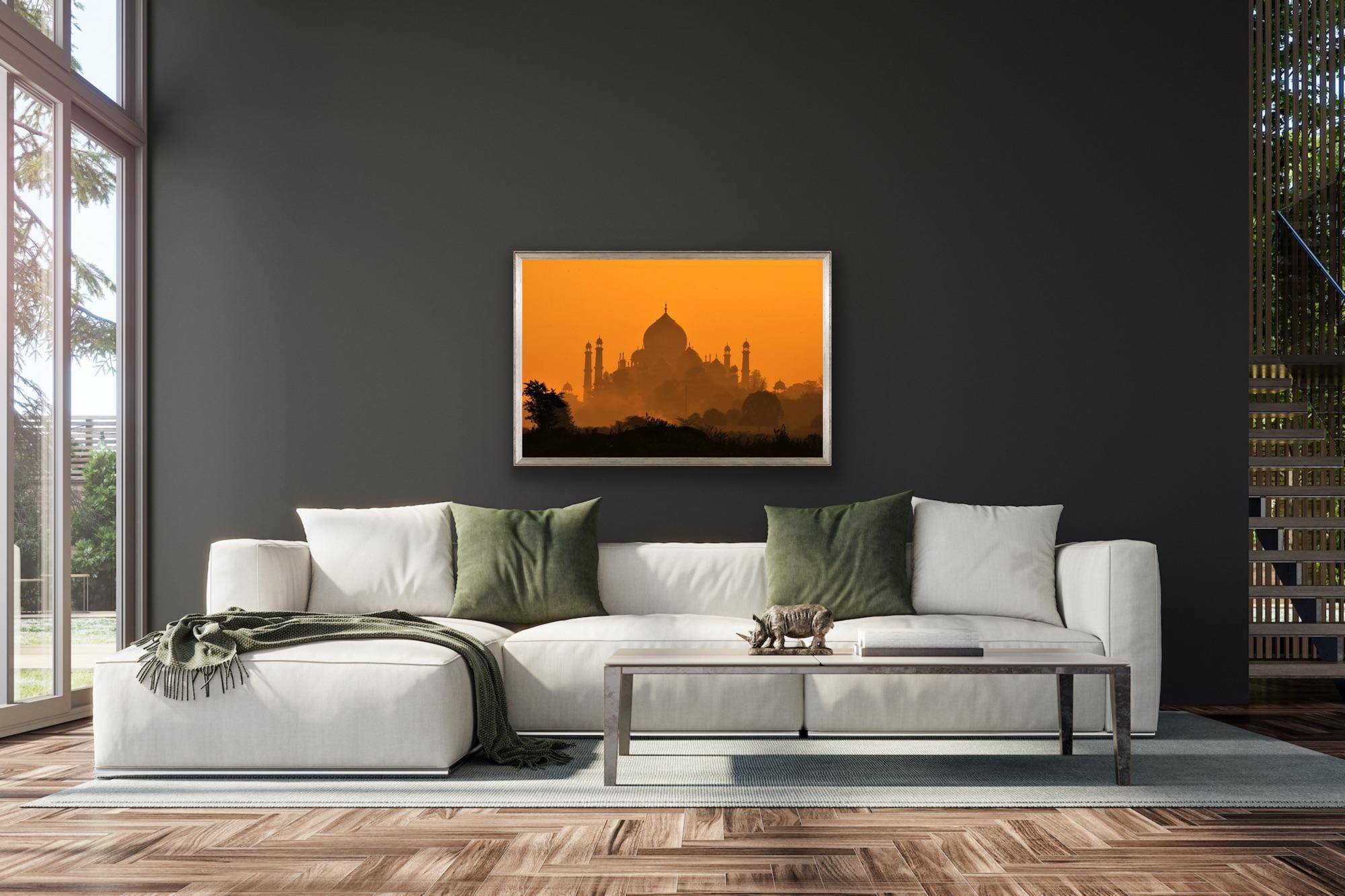 Sunset Taj Mahal - Paysage de nature atmosphérique orange et doré - Palais de l'Inde en vente 4