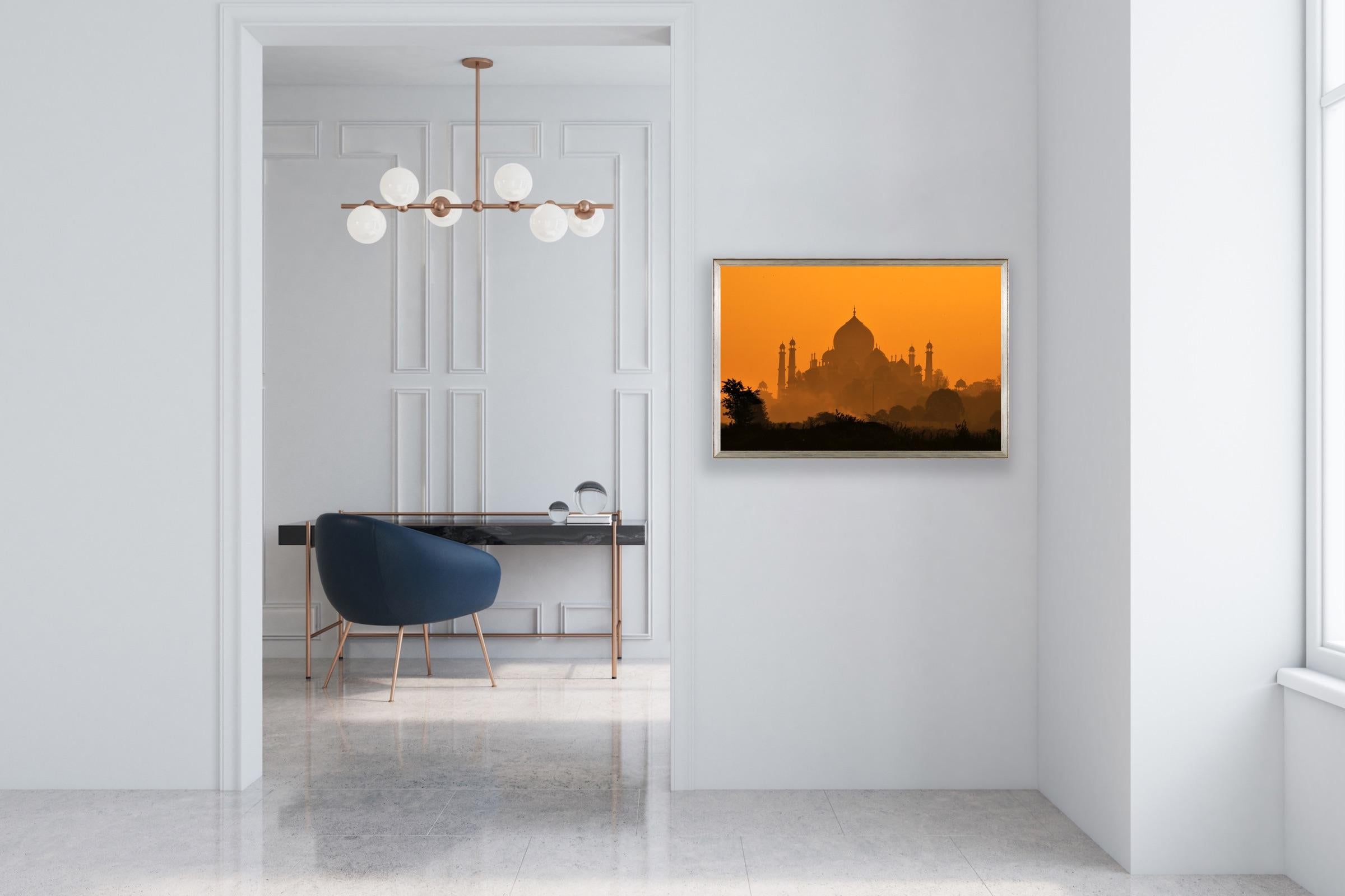 Sunset Taj Mahal - Paysage de nature atmosphérique orange et doré - Palais de l'Inde en vente 5