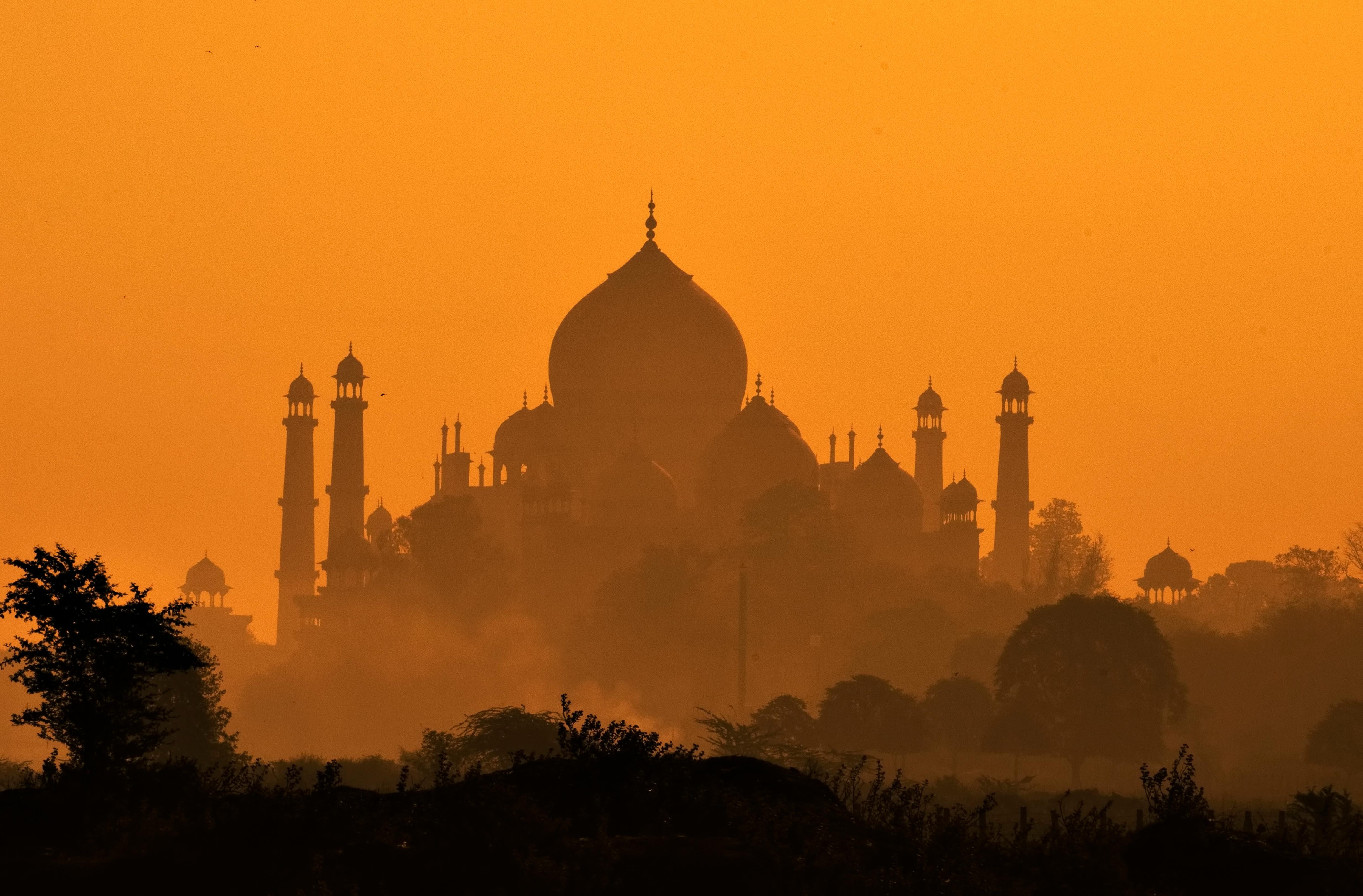 Taj Mahal, orange, goldenes Licht, atmosphärische Naturlandschaft, Indien-Palast