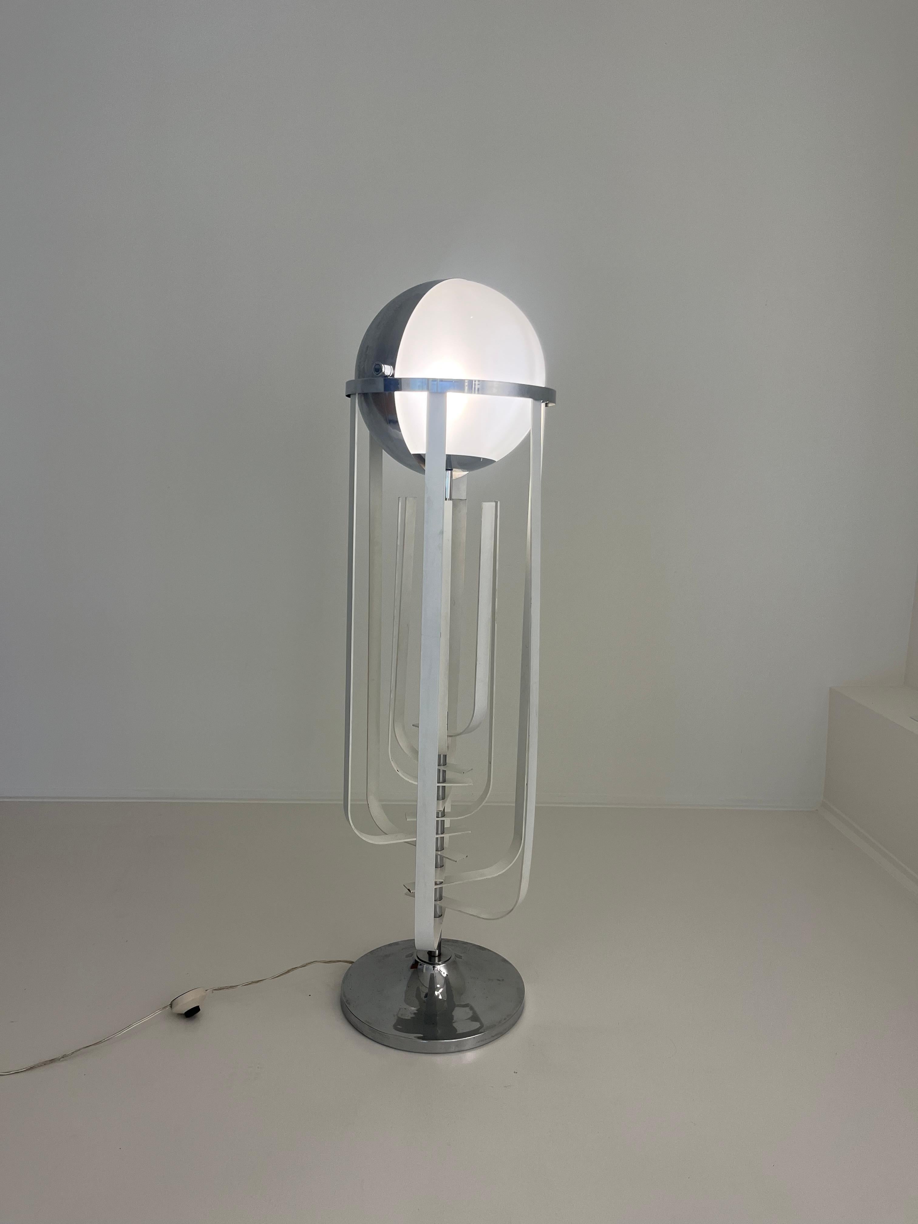Rare 1970s Zonca Floor Lamp – Space Age Design

This striking floor lamp was produced in the 1970s by the renowned Italian lighting manufacturer Zonca. A true Space Age design piece, it combines futuristic aesthetics with clever functionality.

The