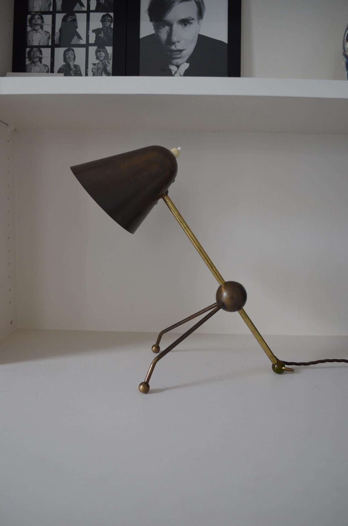 Rare lamp designed in 1950 by American-Swiss architect and designer Otto Kolb (1912-1996)

Brass structure decorated with bakelite spheres, adjustable hinged fixture, also equipped with a triangular ring at the base meaning it can be used as a