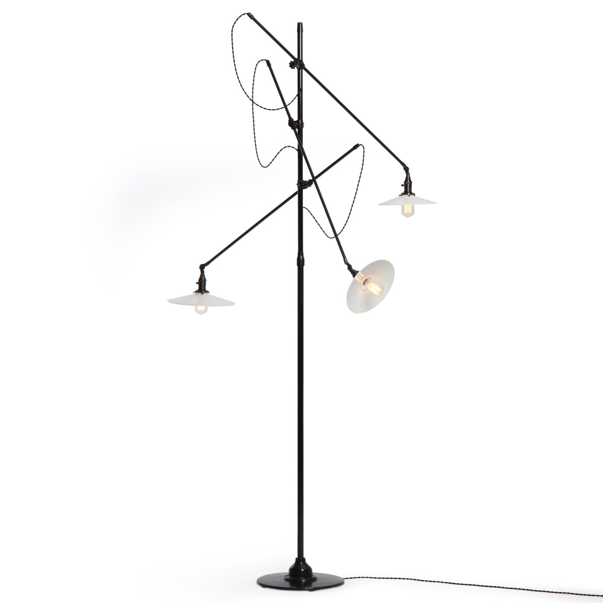 Verstellbare 3-Arm-Stehlampe von O.C. Weiß für O.C. Grafschaft Whiting, 1900er im Zustand „Hervorragend“ im Angebot in Sagaponack, NY