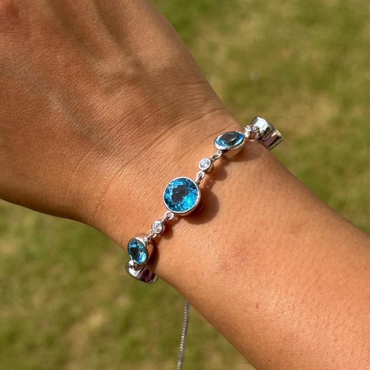 Donna Bracciale Bolo regolabile in argento 925 con pietre sfaccettate di topazio blu e CZ bianche in vendita