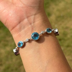 Verstellbares 925 Silber Bolo-Armband mit facettiertem blauem Topas und weißen CZ Steinen
