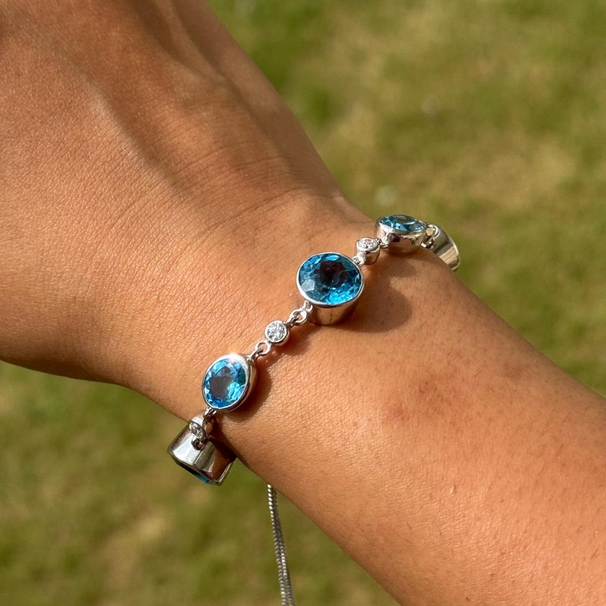 Taglio misto Bracciale Bolo regolabile in argento 925 con pietre sfaccettate di topazio blu e CZ bianche in vendita