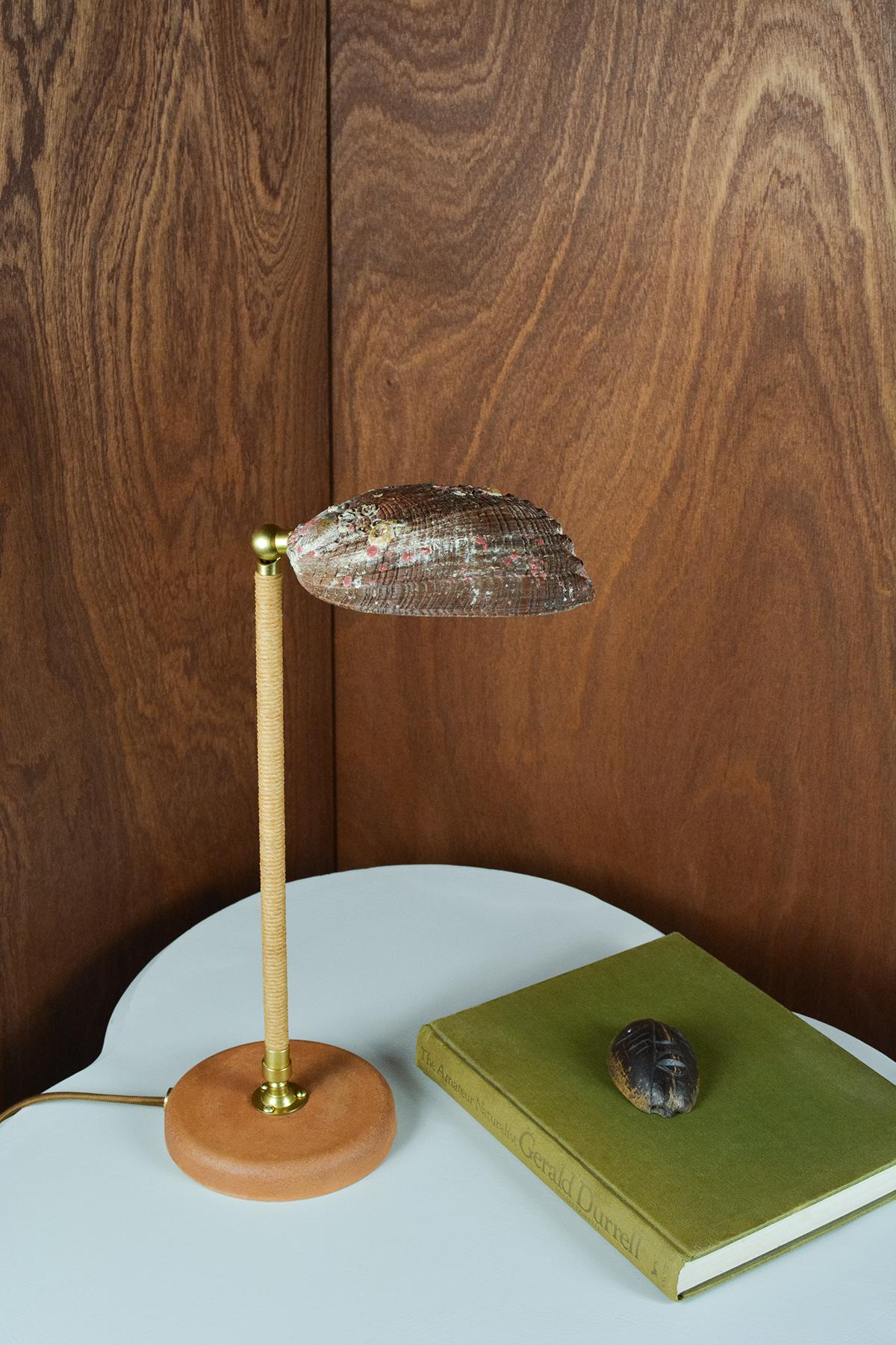 Lampe à pampillesbalone réglable en laiton avec abat-jour en ormeau naturel coquillage de mer en vente 1