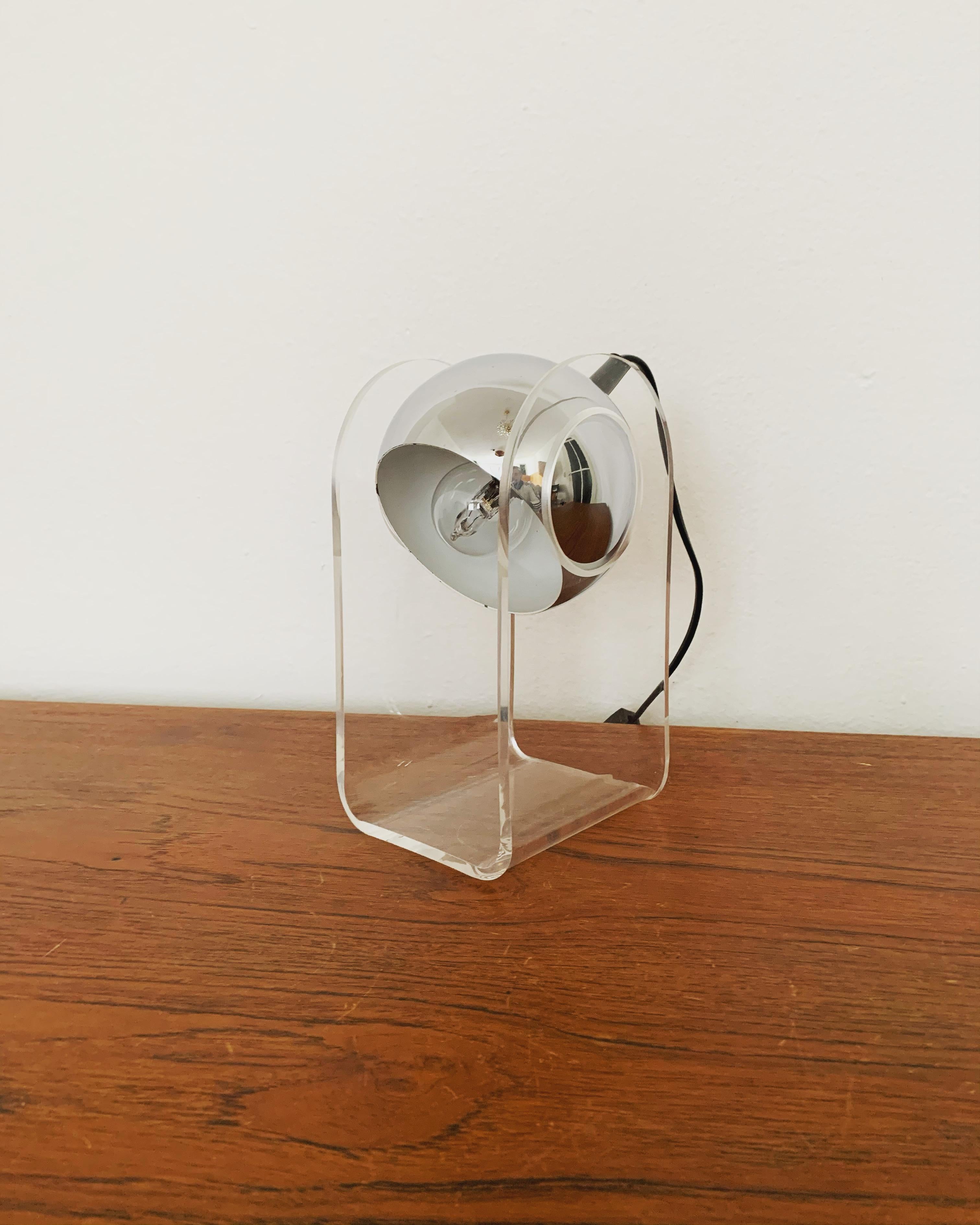 Wonderful Plexiglas table lamp from the 1970s.
Very good workmanship and unusual design.
The swiveling head creates different lighting moods.

Condition:

Very good vintage condition with slight signs of wear consistent with age.
Slight signs