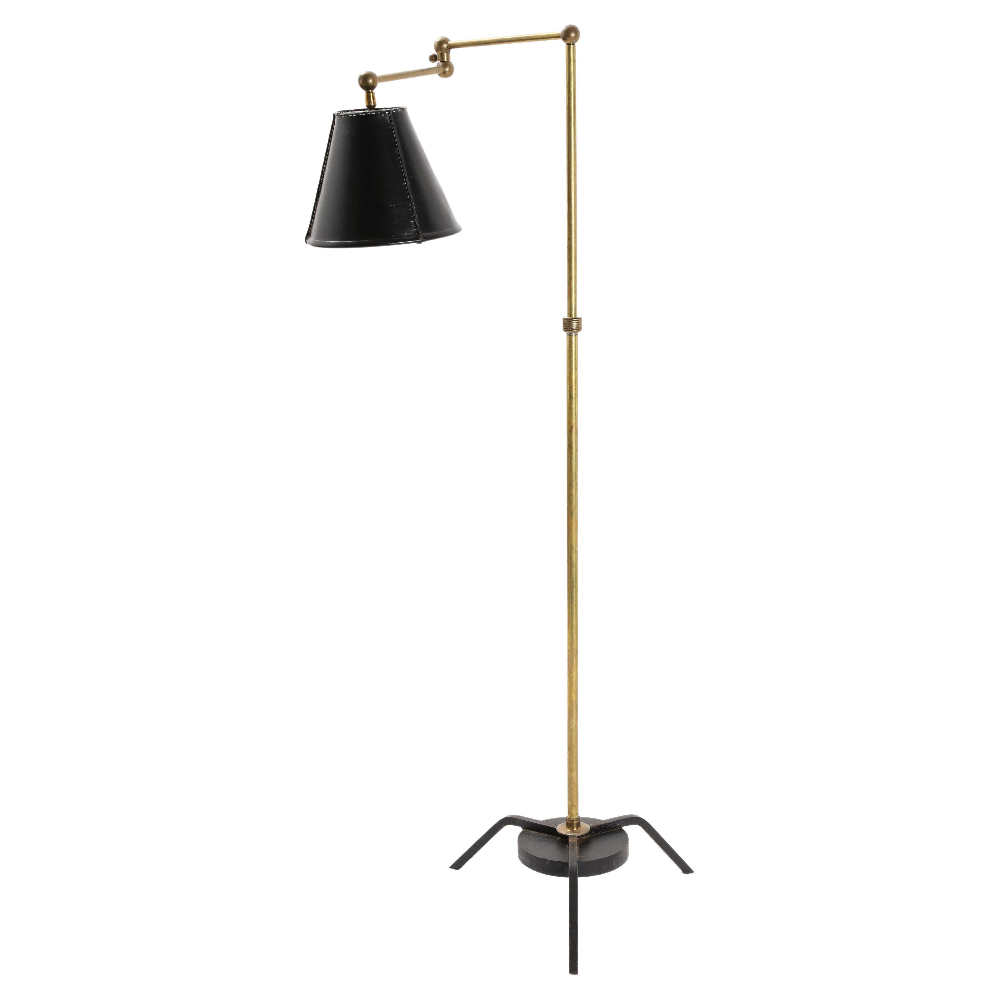 Elegant lampadaire réglable avec bras oscillant et abat-jour en cuir.