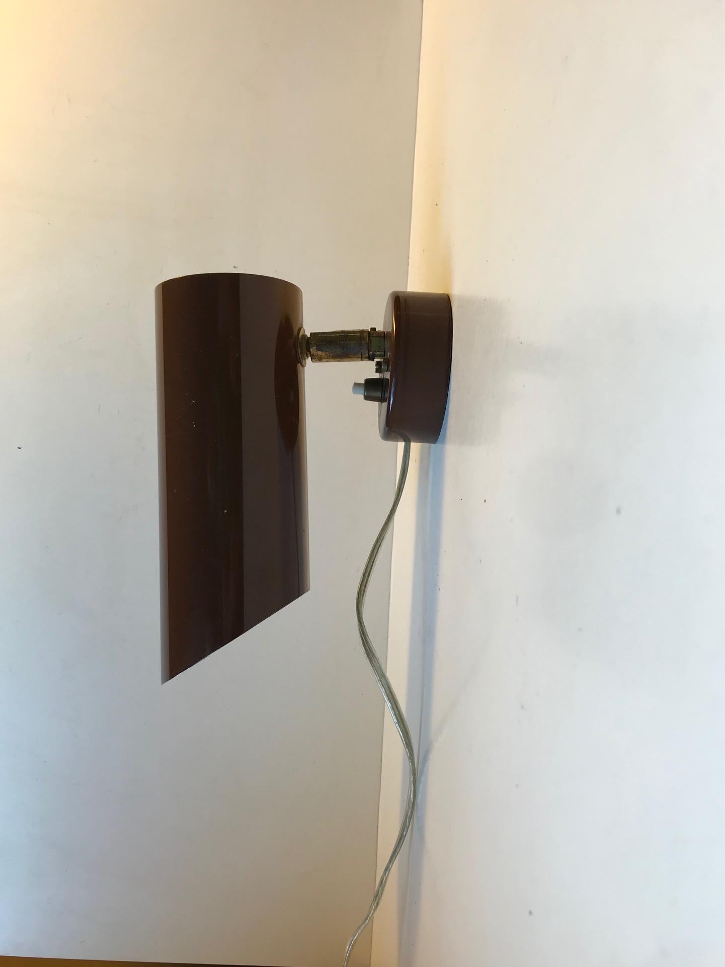 Cylindrical wall lamp composed of brown powder coated aluminium with joint and switch in patinated brass. Anonymous danish designer for Nordisk Solar during the 1960s. The style is reminiscent of similar designs by Gino Sarfatti and Serge Mouille.