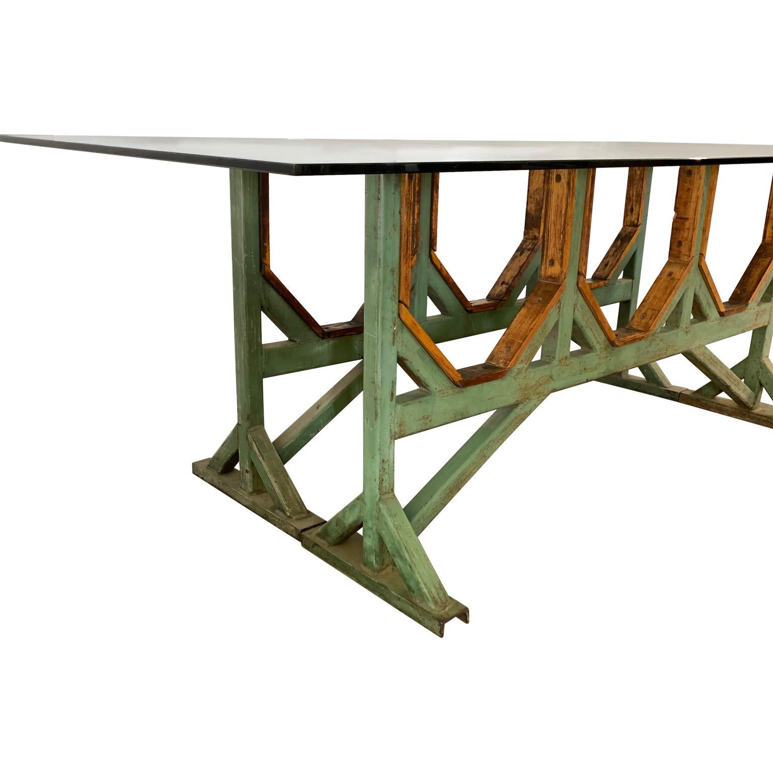 Zwei anpassbare industrielle Tischgestelle aus Metall und Holz für Esszimmer (20. Jahrhundert) im Angebot
