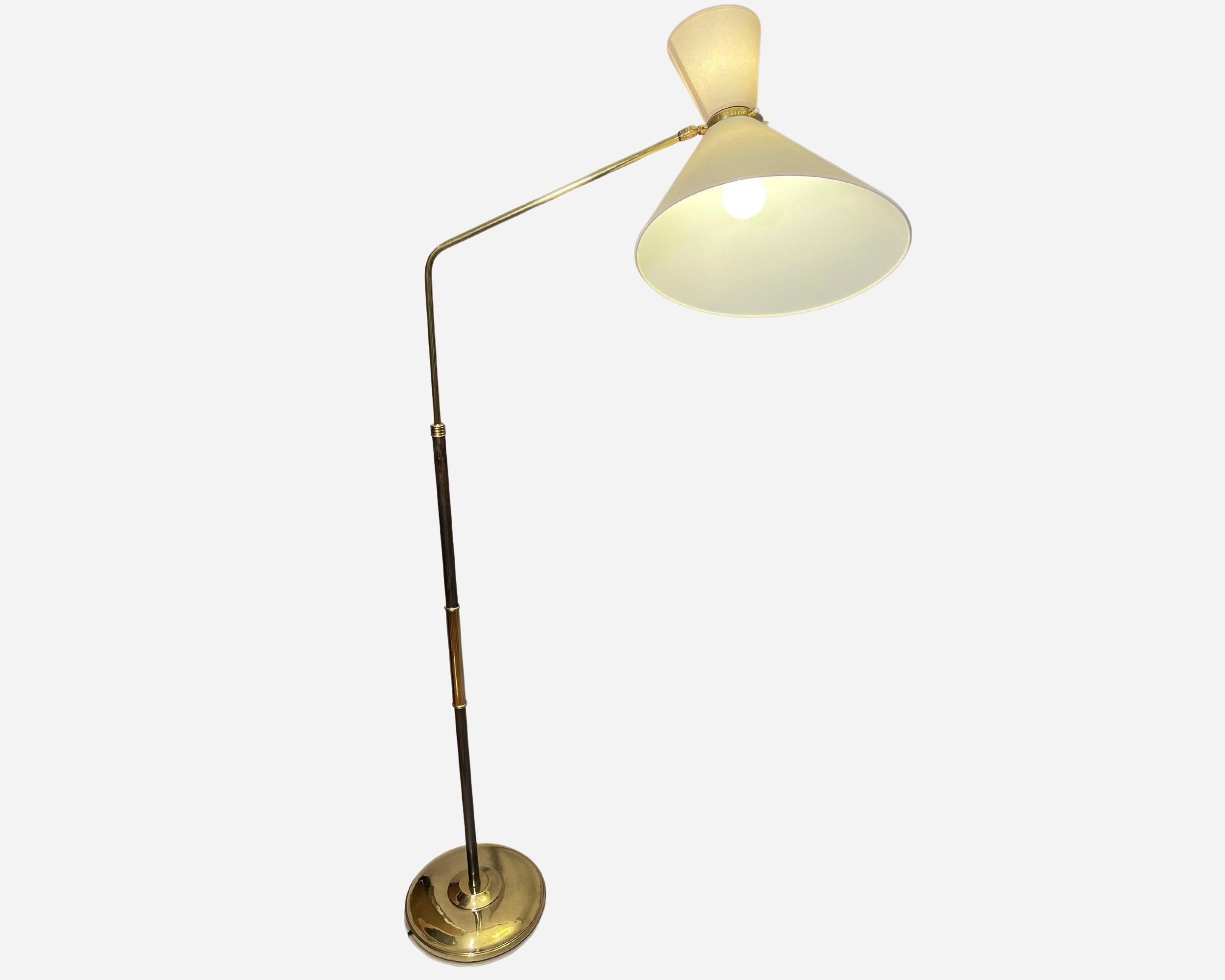 Lampada da terra francese degli anni '50, prodotta da Maison Arlus. Base e braccio in ottone lucido, asta in ottone laccato nero e lucido, anello di sostegno dei paralumi e interruttori in ottone lucido. Il braccio della luce scorre all'interno