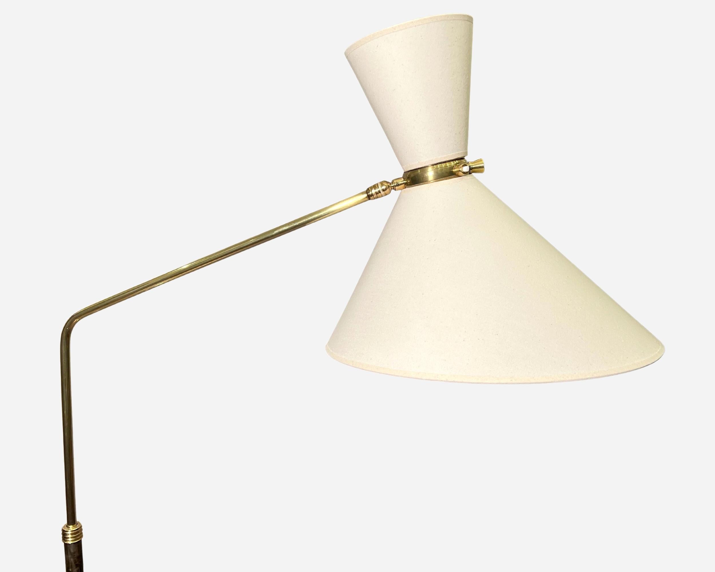 Mid-Century moderno Lampada da terra regolabile ed estensibile, di Maison Arlus, Parigi, Francia, circa 1950 in vendita