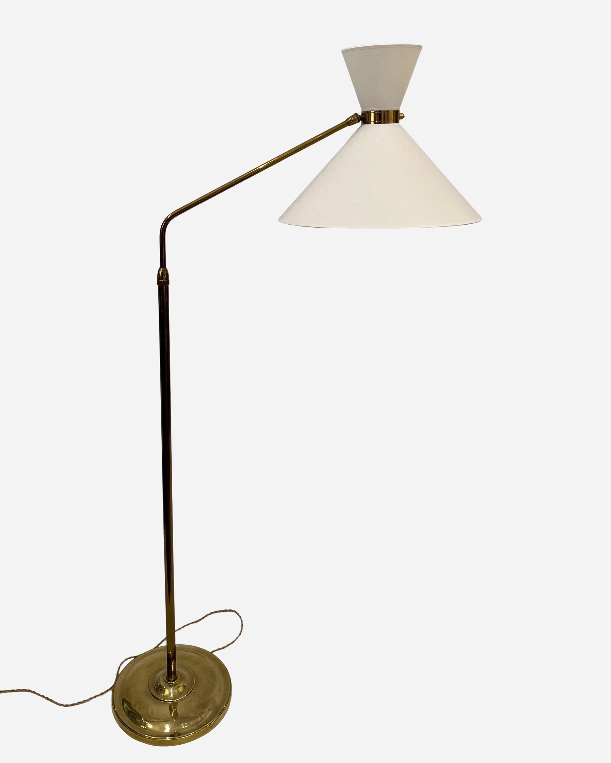 Lampada da terra allungabile e regolabile di Maison Lunel.
Realizzato interamente in ottone lucido. Il doppio paralume a 
