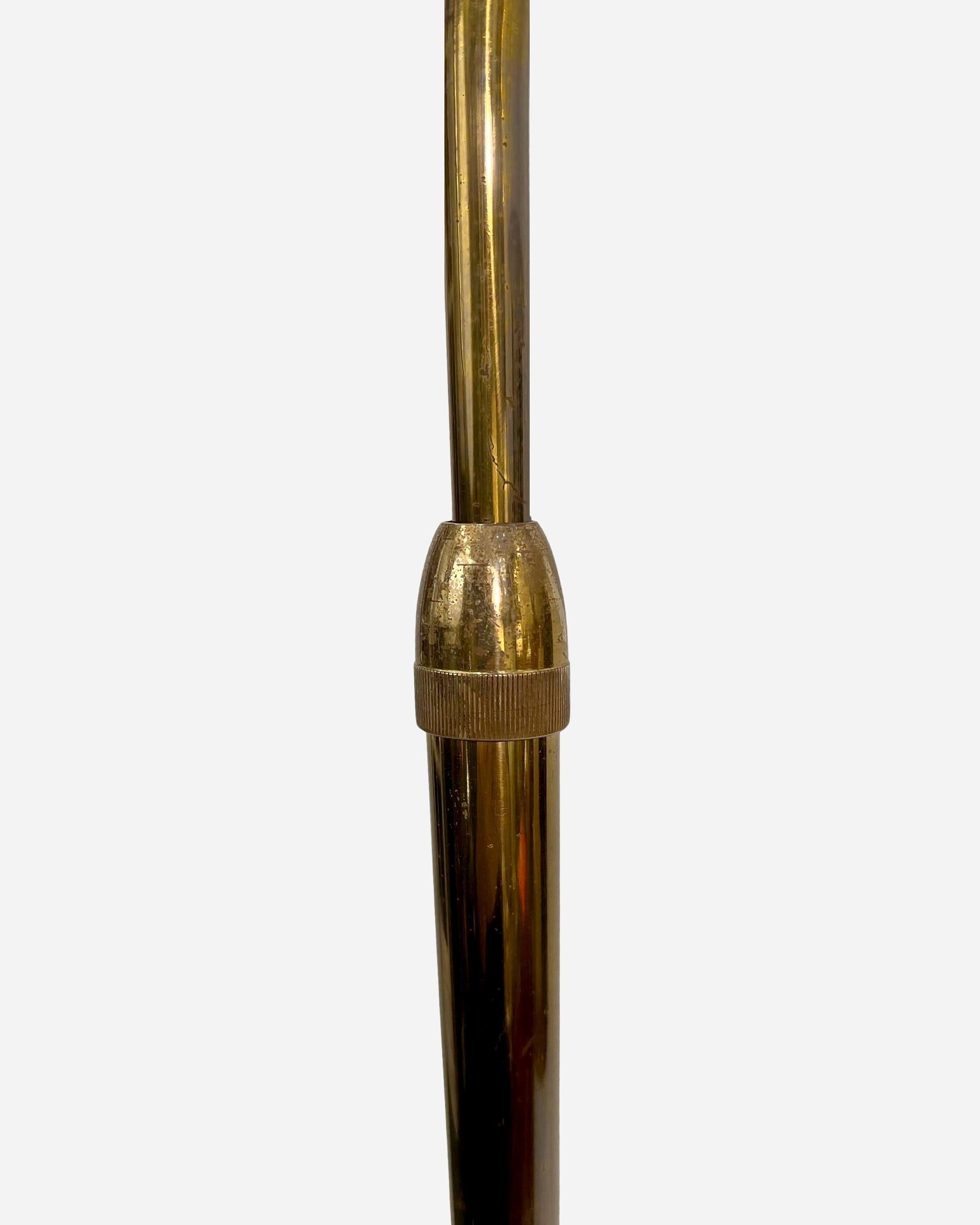 Ottone Lampada da terra regolabile ed estensibile, di Maison Lunel, Parigi, Francia, circa 1950 in vendita