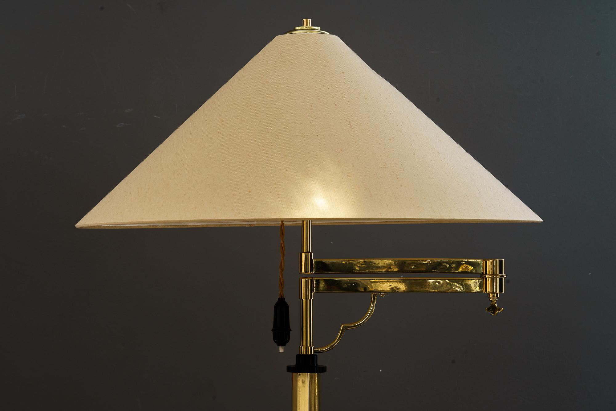 Verstellbare und schwenkbare Art-Déco-Stehlampe mit Stoffschirm Vienna 1920er Jahre
Messing poliert und emailliert
Der Farbton wird ersetzt ( neu )