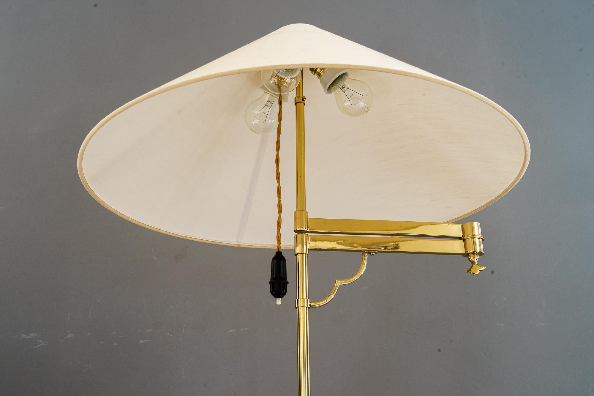 Verstellbare und schwenkbare Art-Déco-Stehlampe mit Stoffschirm Vienna 1920er Jahre (Messing) im Angebot