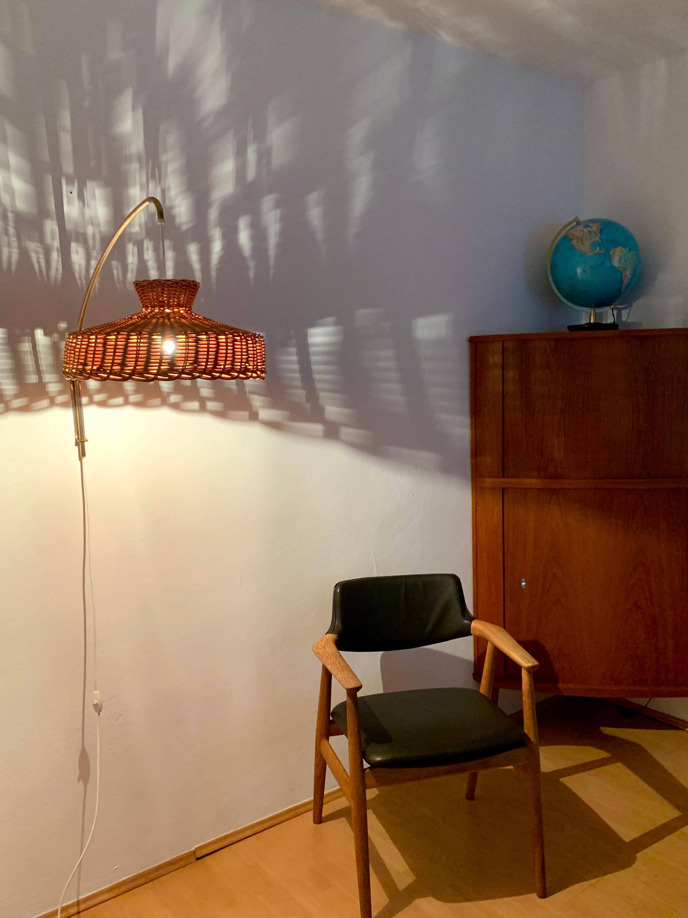 Adjustable arc wall lamp with wicker lampshade 2